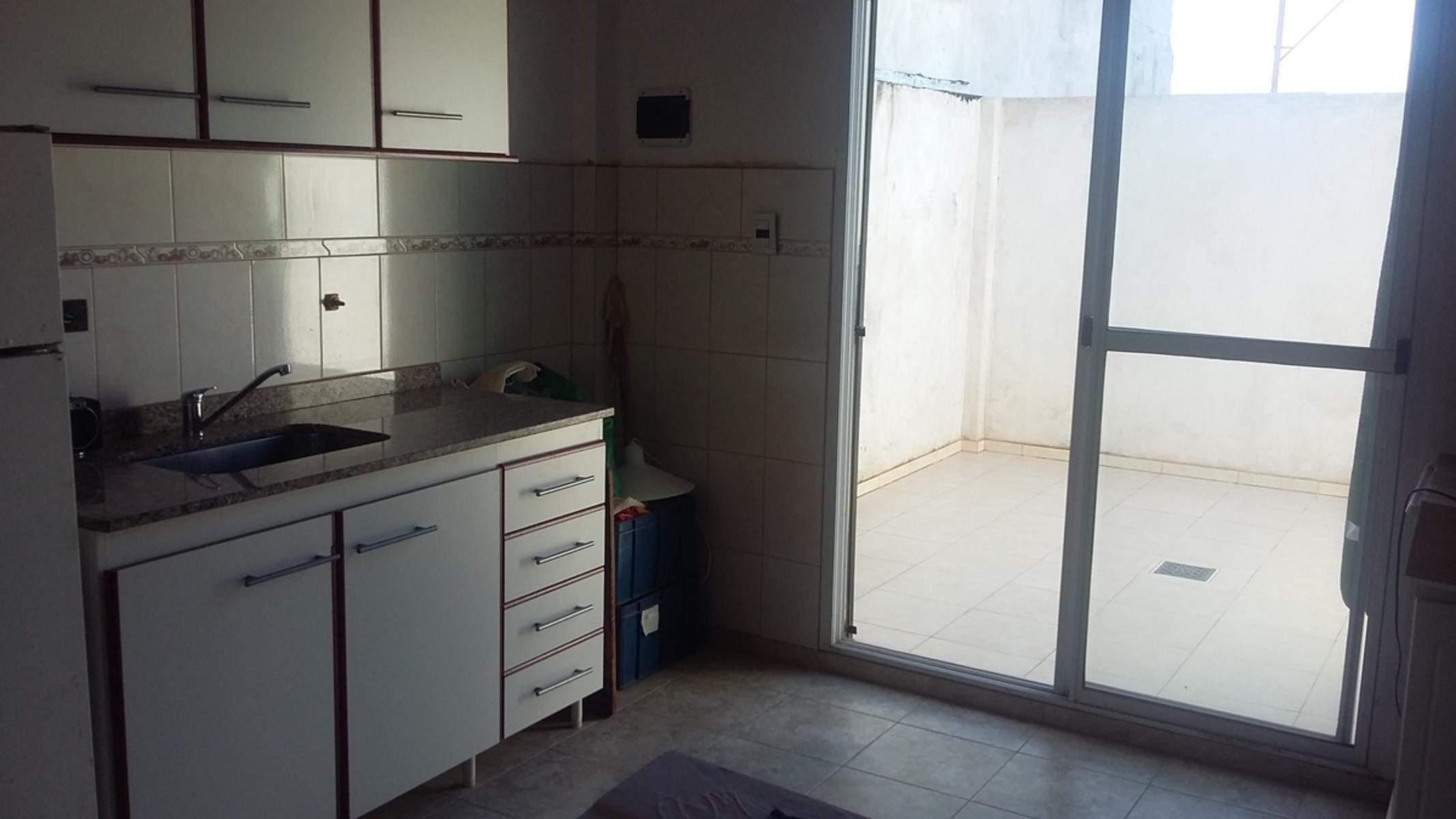 DEPARTAMENTO TRES AMB.PATIO.PLANTA ALTA-ESP VEHIC.A ESTRENAR!!!!