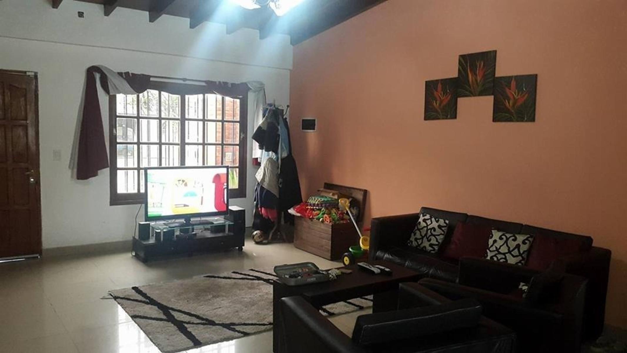 IMPECABLE PROPIEDAD-DOS PLANTAS 4 AMBIENTES — foto 3
