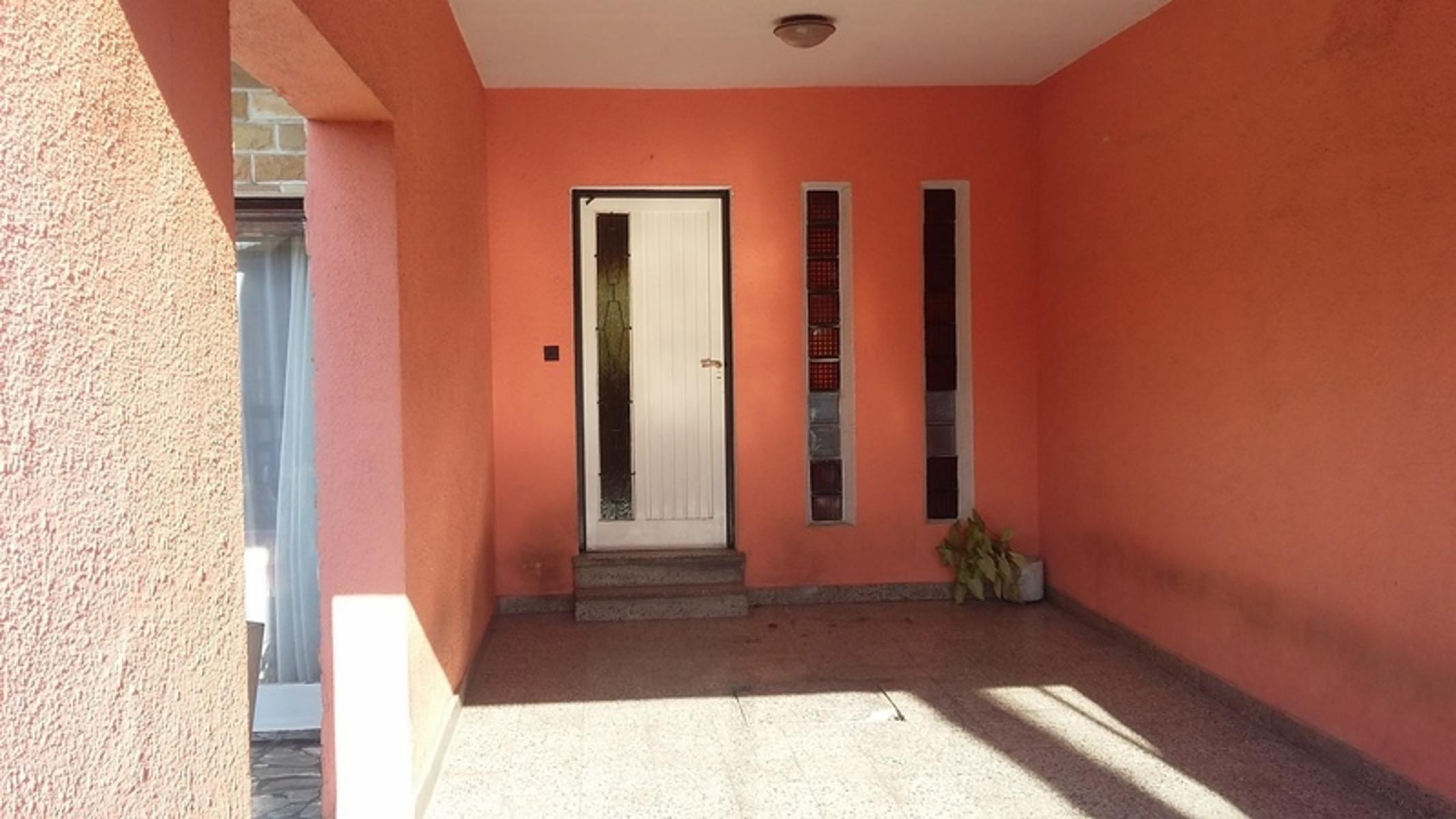 VENTA-CASA EN MUY LINDA ZONA- IMPORTANTE LOTE-SOLIDA CONSTRUCCION-PILETA — foto 3