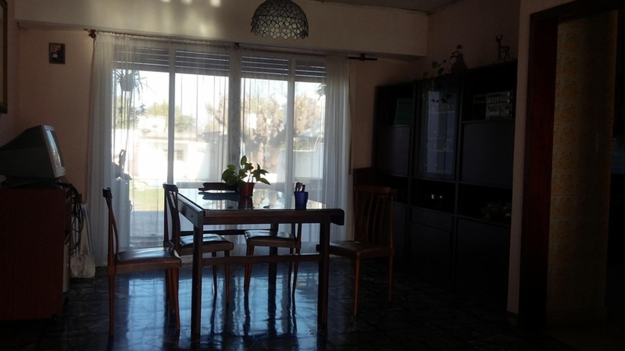 VENTA-CASA EN MUY LINDA ZONA- IMPORTANTE LOTE-SOLIDA CONSTRUCCION-PILETA — foto 4