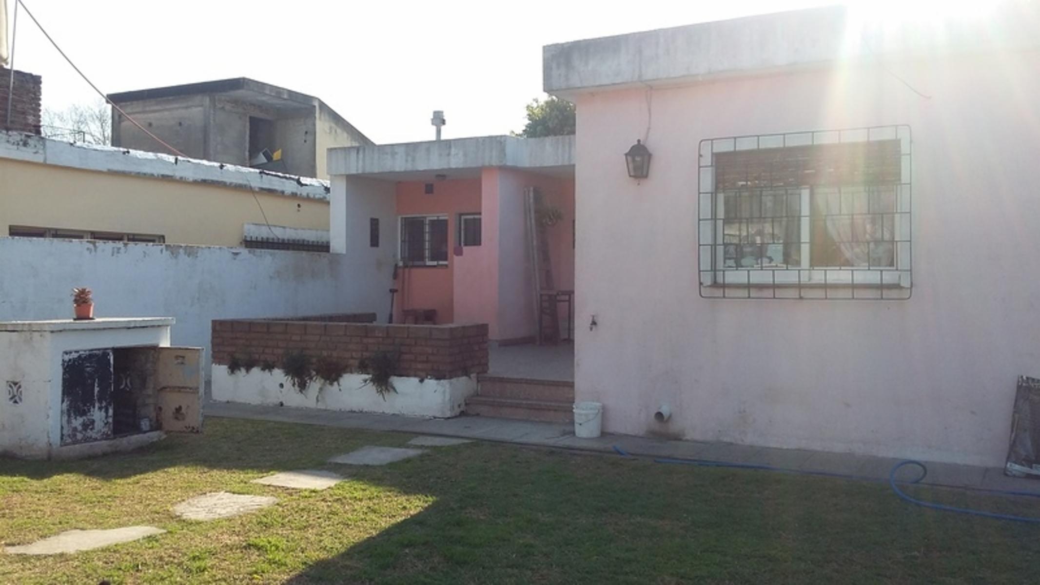 VENTA-CASA EN MUY LINDA ZONA- IMPORTANTE LOTE-SOLIDA CONSTRUCCION-PILETA — foto 8