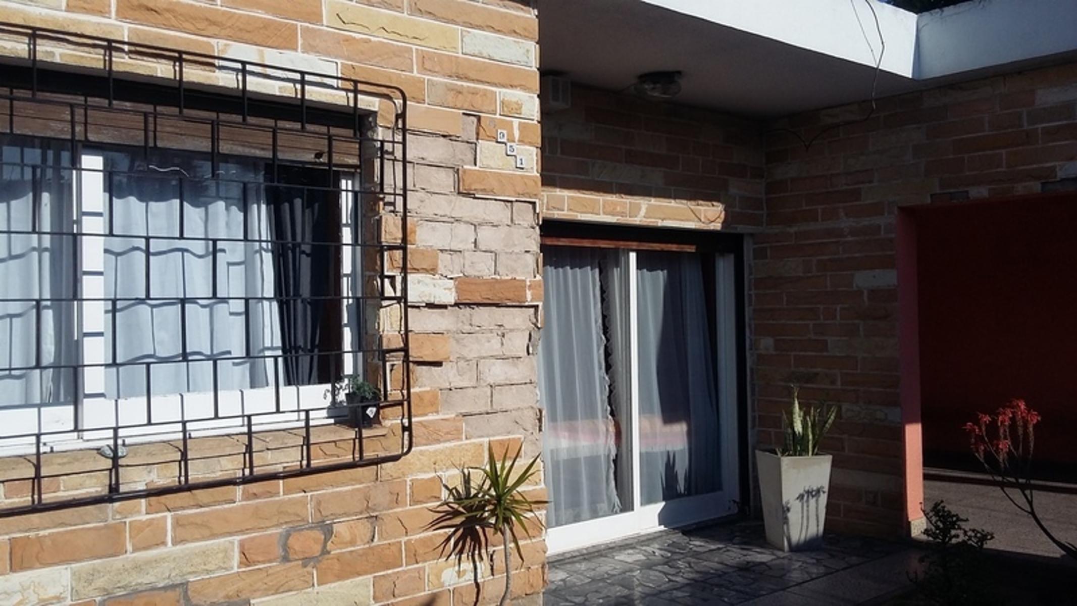 VENTA-CASA EN MUY LINDA ZONA- IMPORTANTE LOTE-SOLIDA CONSTRUCCION-PILETA — foto 12