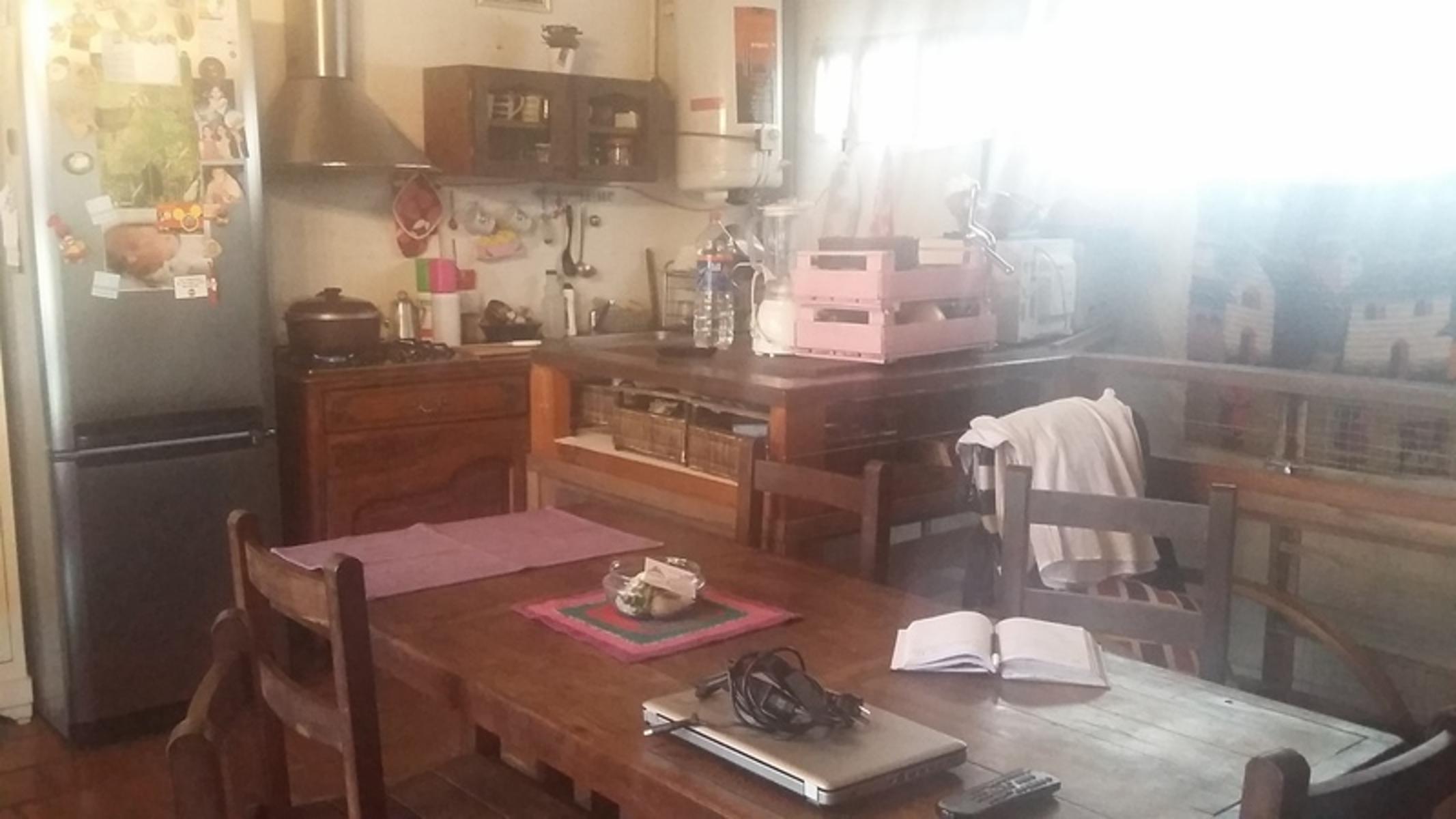 VENTA-CASA EN BARRIO CENTRICO-APTA DOS FAMILIAS O PROFESIONAL!!CONVERSABLE!!! — foto 4