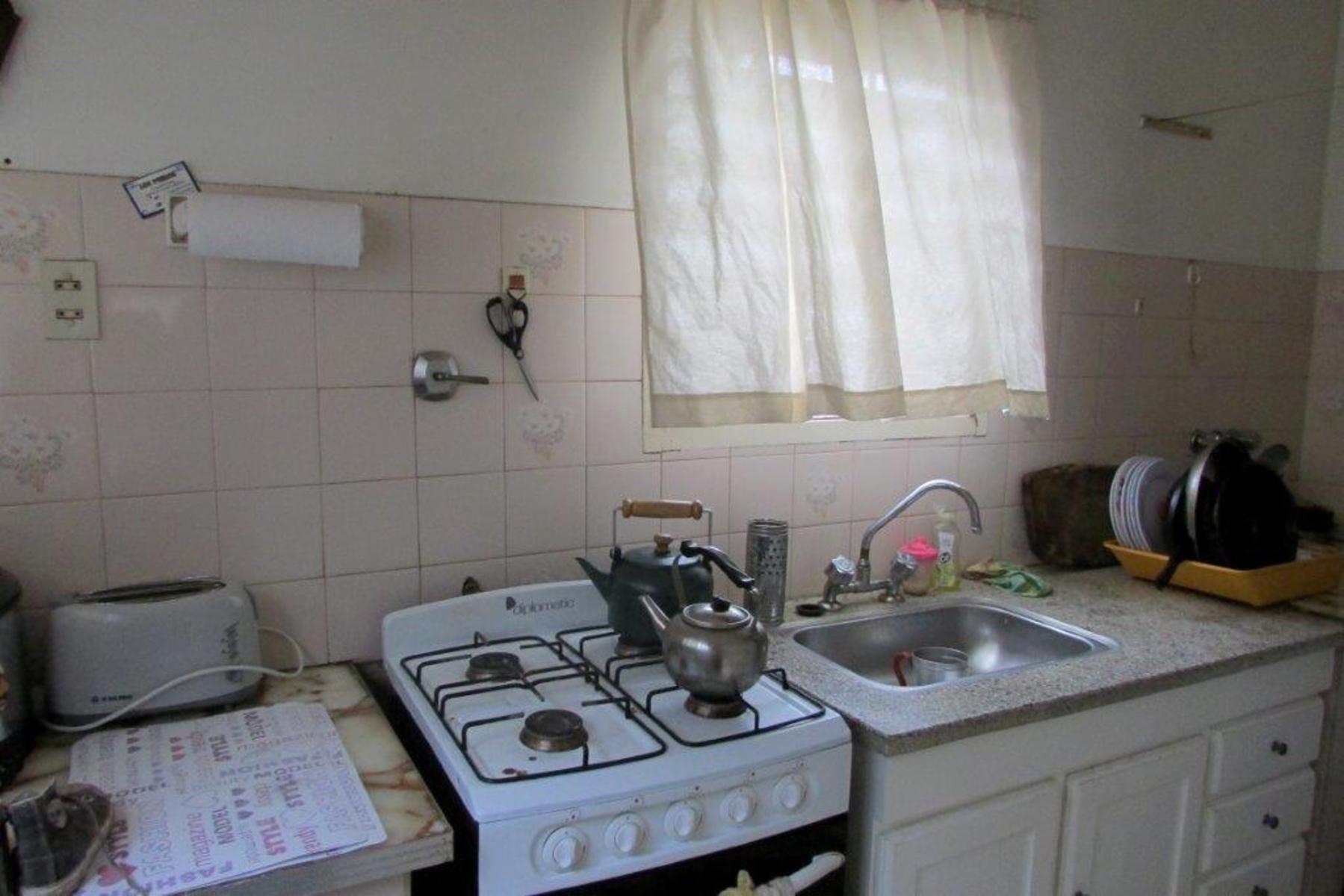 LOBOS CENTRO - CASA 2 DORMITORIOS EN CALLE LAS HERAS — foto 3