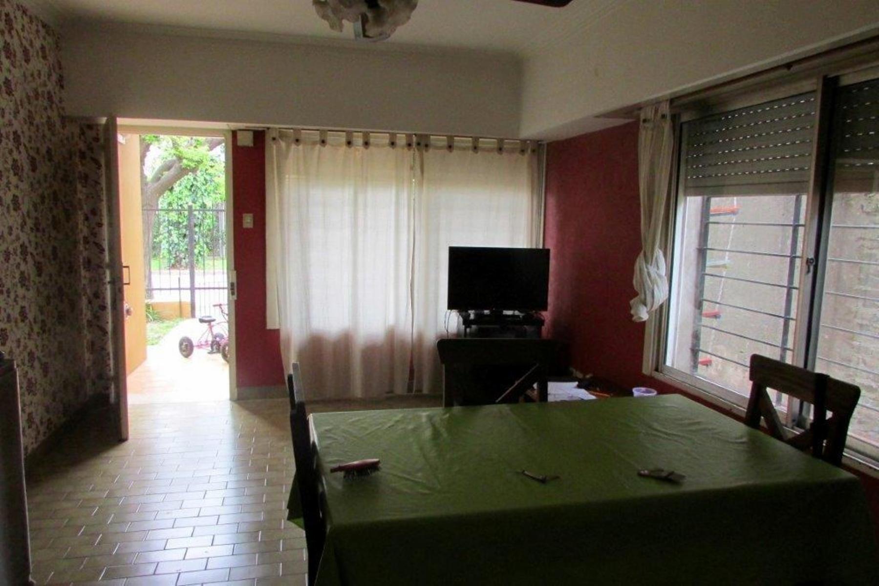 LOBOS CENTRO - CASA 2 DORMITORIOS EN CALLE LAS HERAS — foto 4