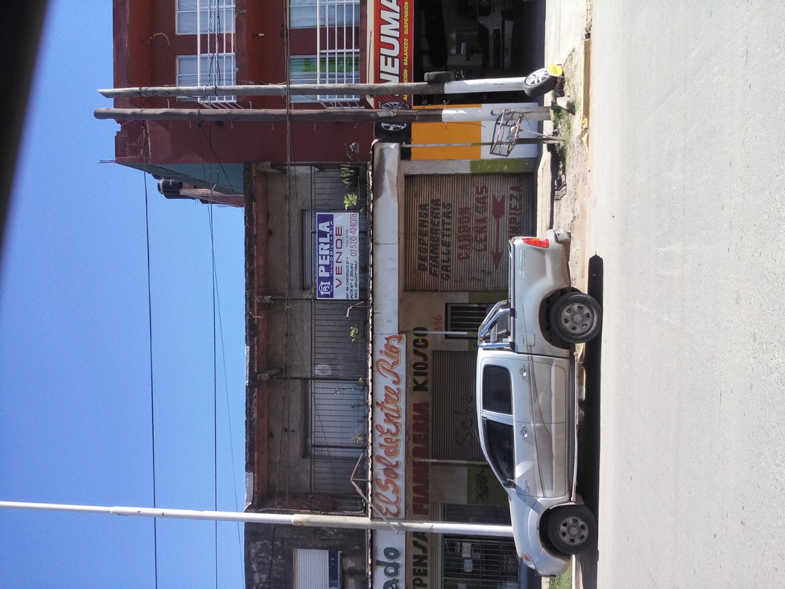 Casa con locales en venta - 1