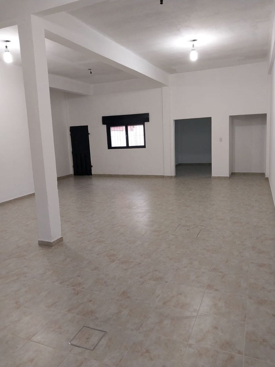 Local Comercial con patio - 3