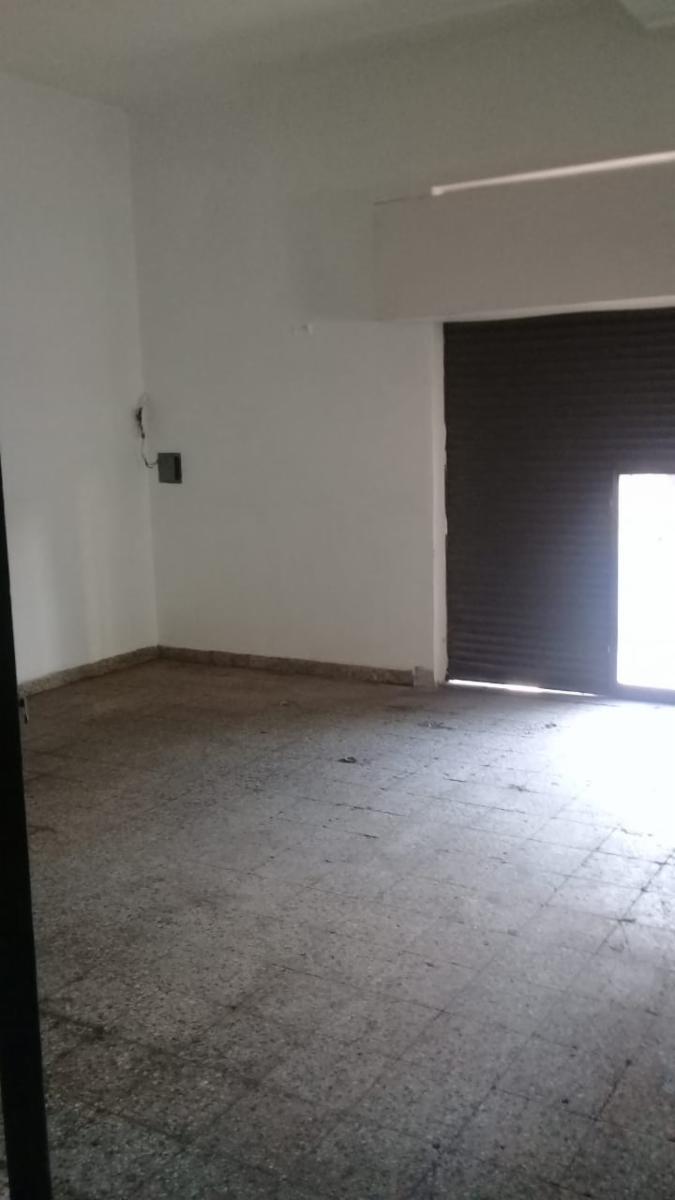 Local Comercial de 50 metros cuadrados con trifasica, a 500 metros de la Estacion de Grand Bourg y de la Estacion d trenes - 3