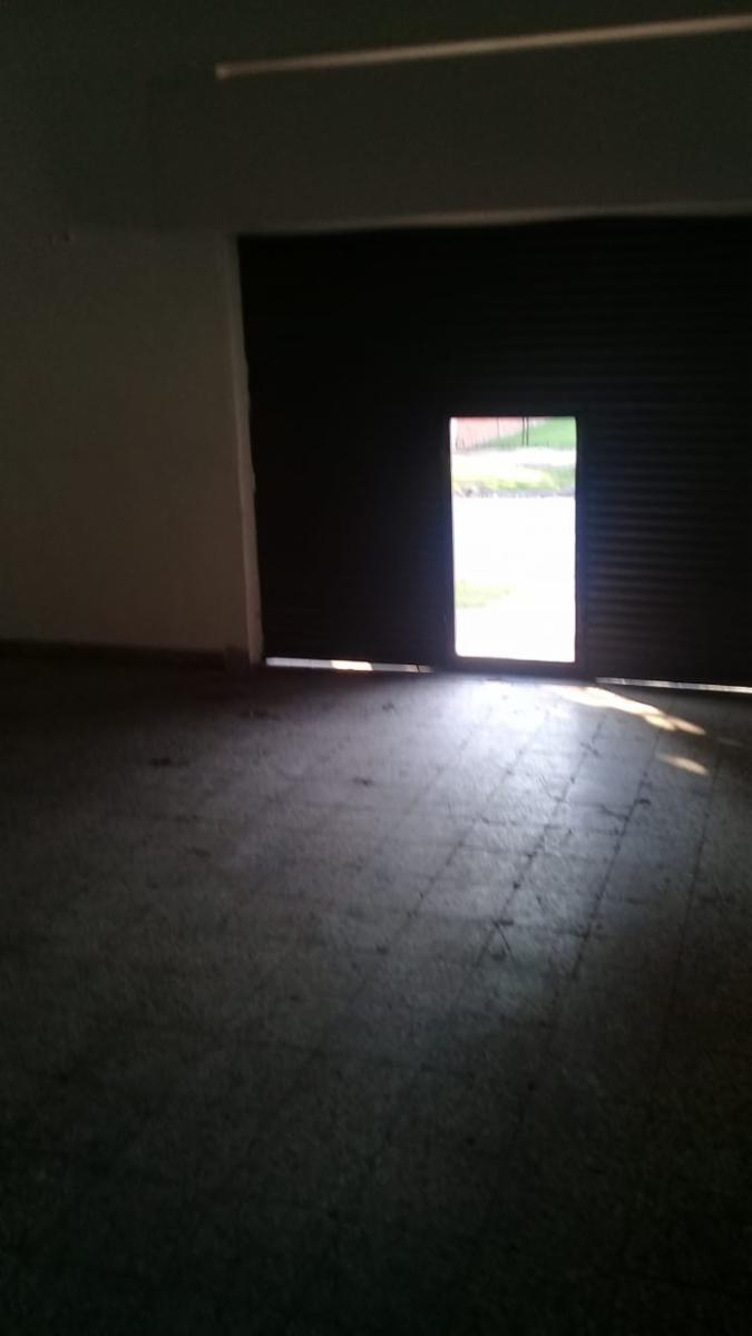 Local Comercial de 50 metros cuadrados con trifasica, a 500 metros de la Estacion de Grand Bourg y de la Estacion d trenes - 4