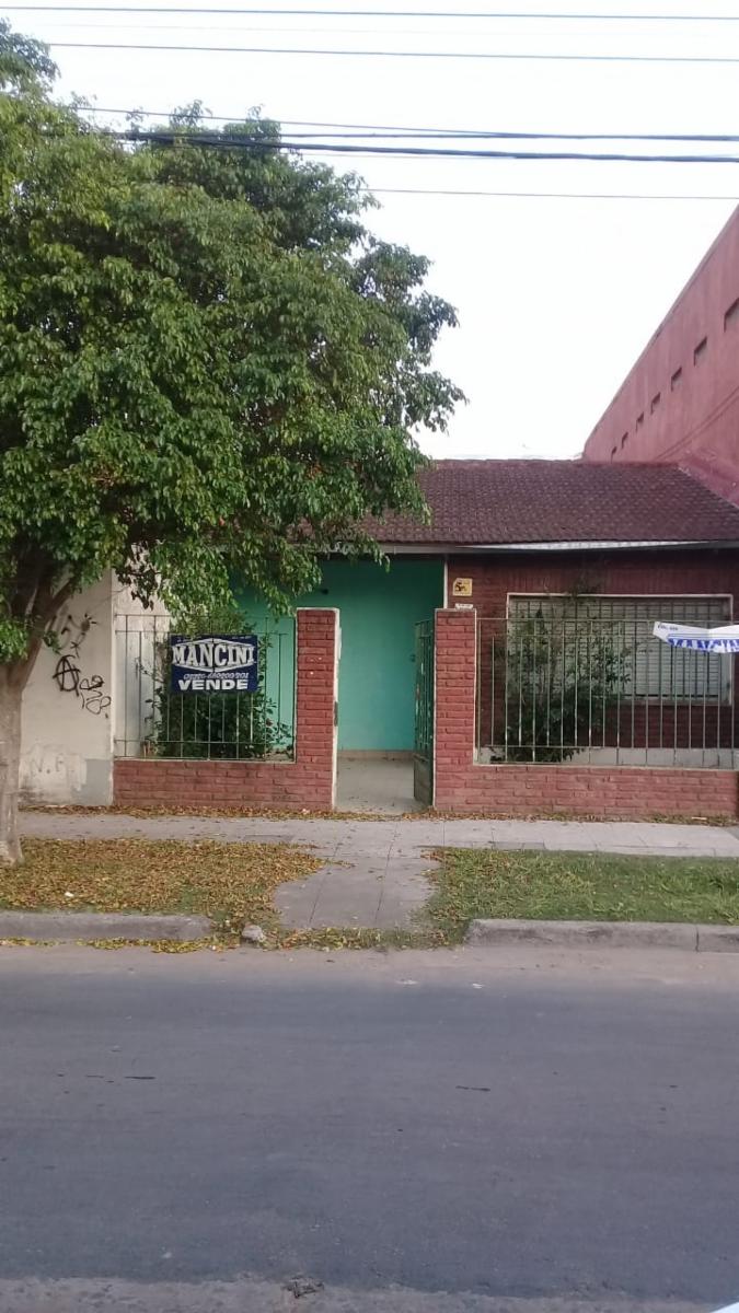 casa a reciclar sobre lote de 300 metros cuadrados exelente ubicacion
