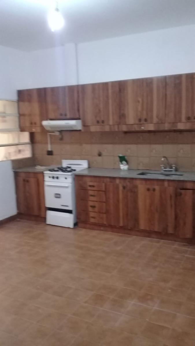 Casa con local a la venta de 2 dormitorios, 2 baños,cocinacomedor,living,, lavadero patio al fondo, entrada para 2 autoslote de10x35 local de 3x8 con baño