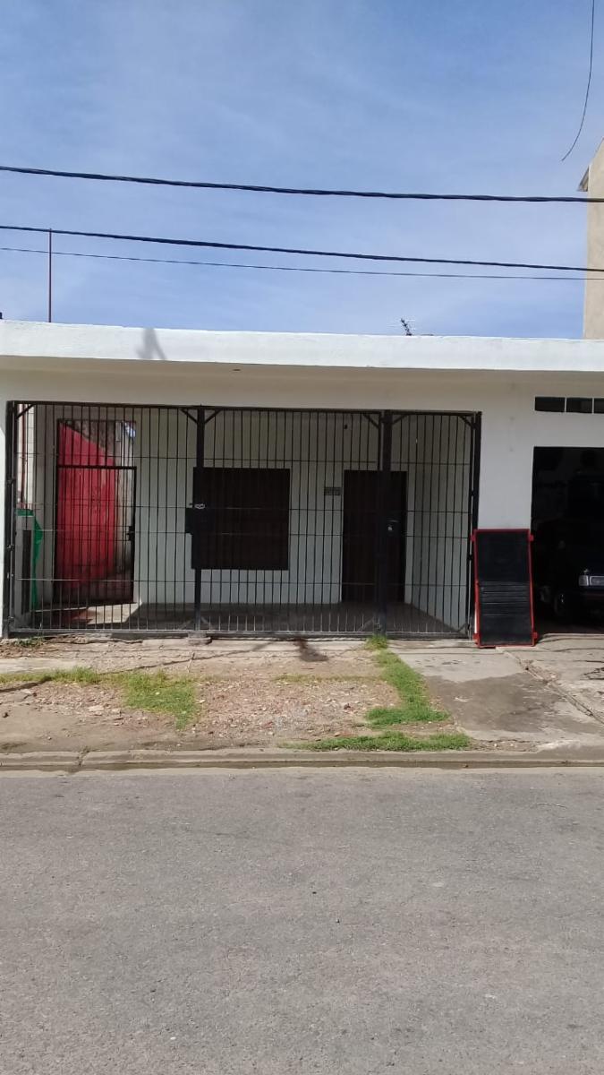 Casa con local a la venta de 2 dormitorios, 2 baños,cocinacomedor,living,, lavadero patio al fondo, entrada para 2 autoslote de10x35 local de 3x8 con baño — foto 2