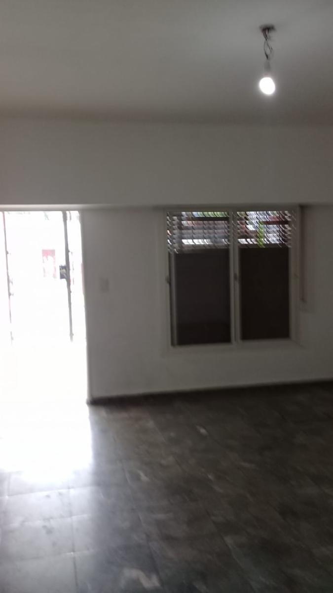 Casa con local a la venta de 2 dormitorios, 2 baños,cocinacomedor,living,, lavadero patio al fondo, entrada para 2 autoslote de10x35 local de 3x8 con baño — foto 3