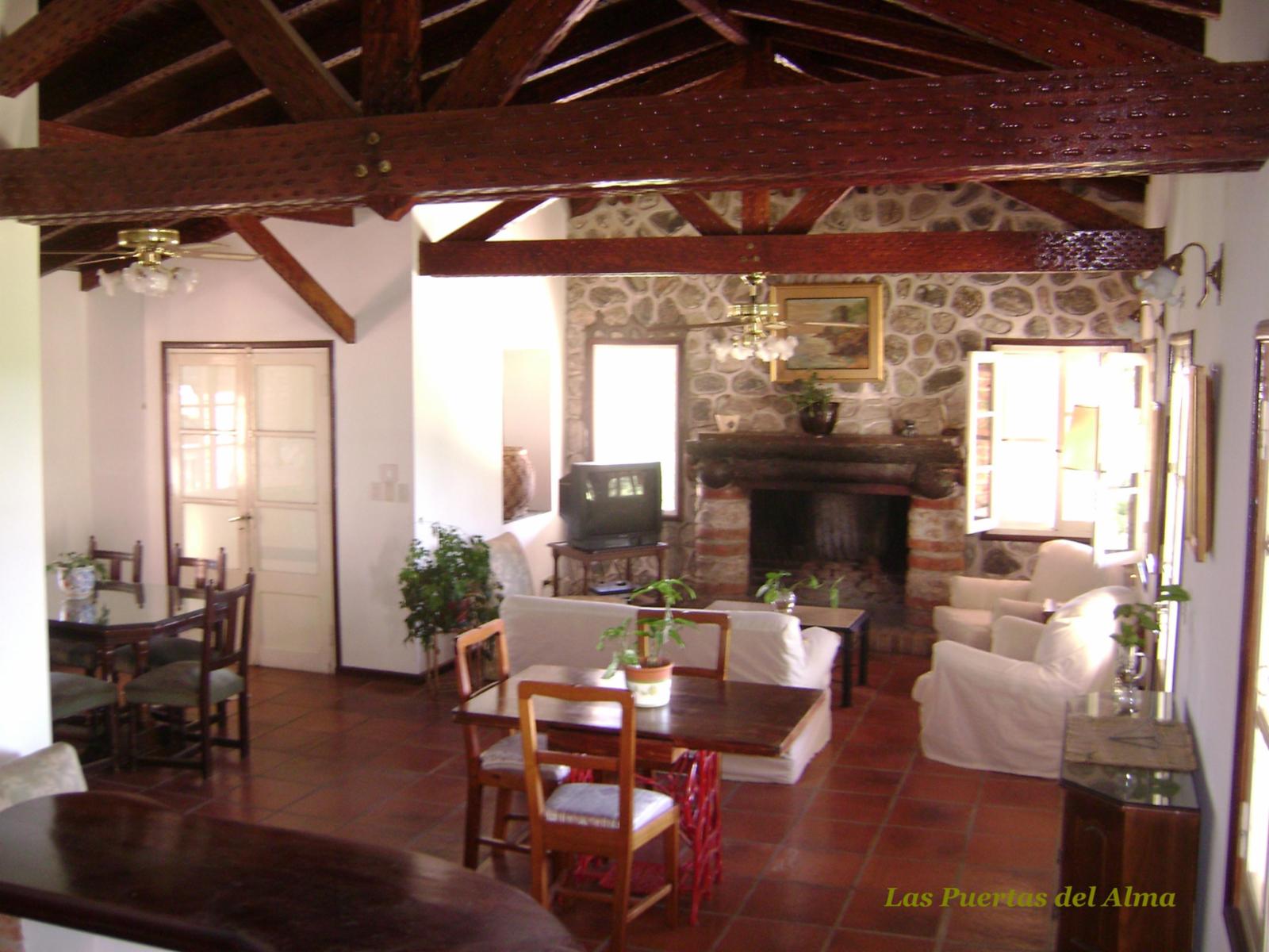 Excelente Chalet con pileta - 2