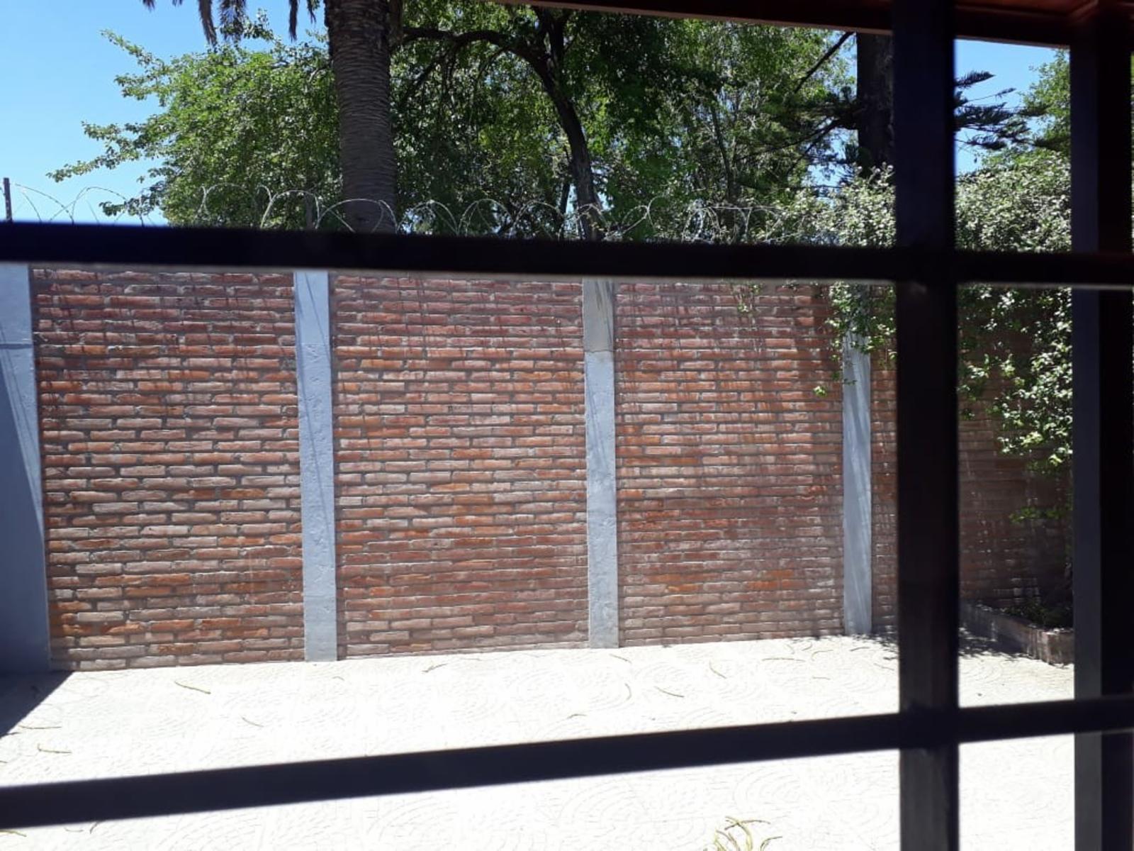 SE VENDE CASA DE 2 DORMITORIOS CON COCHERA - Miguel David y Garrigo. — foto 2
