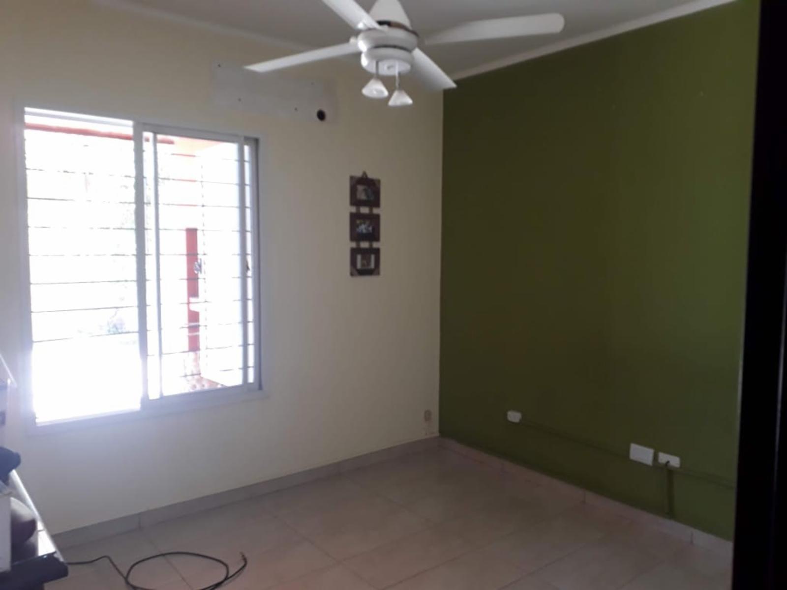 SE VENDE CASA DE 2 DORMITORIOS CON COCHERA - Miguel David y Garrigo. — foto 6