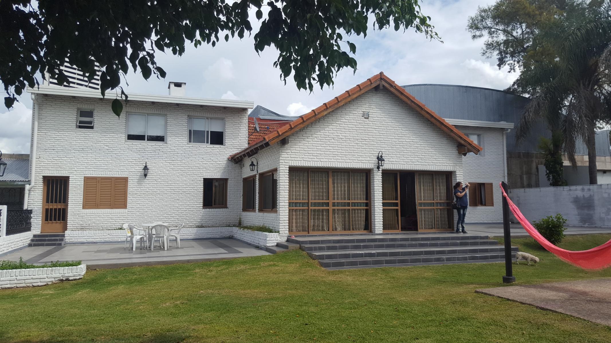 VENDO HERMOSA CASA CON PILETA 1.000 M2. $2.700.000