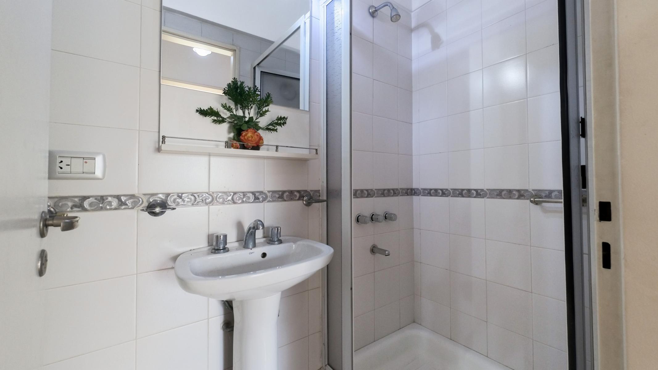 Monserrat 3 ambientes Dormitorio Suite 2 baños cocina lavadero balcón — foto 14