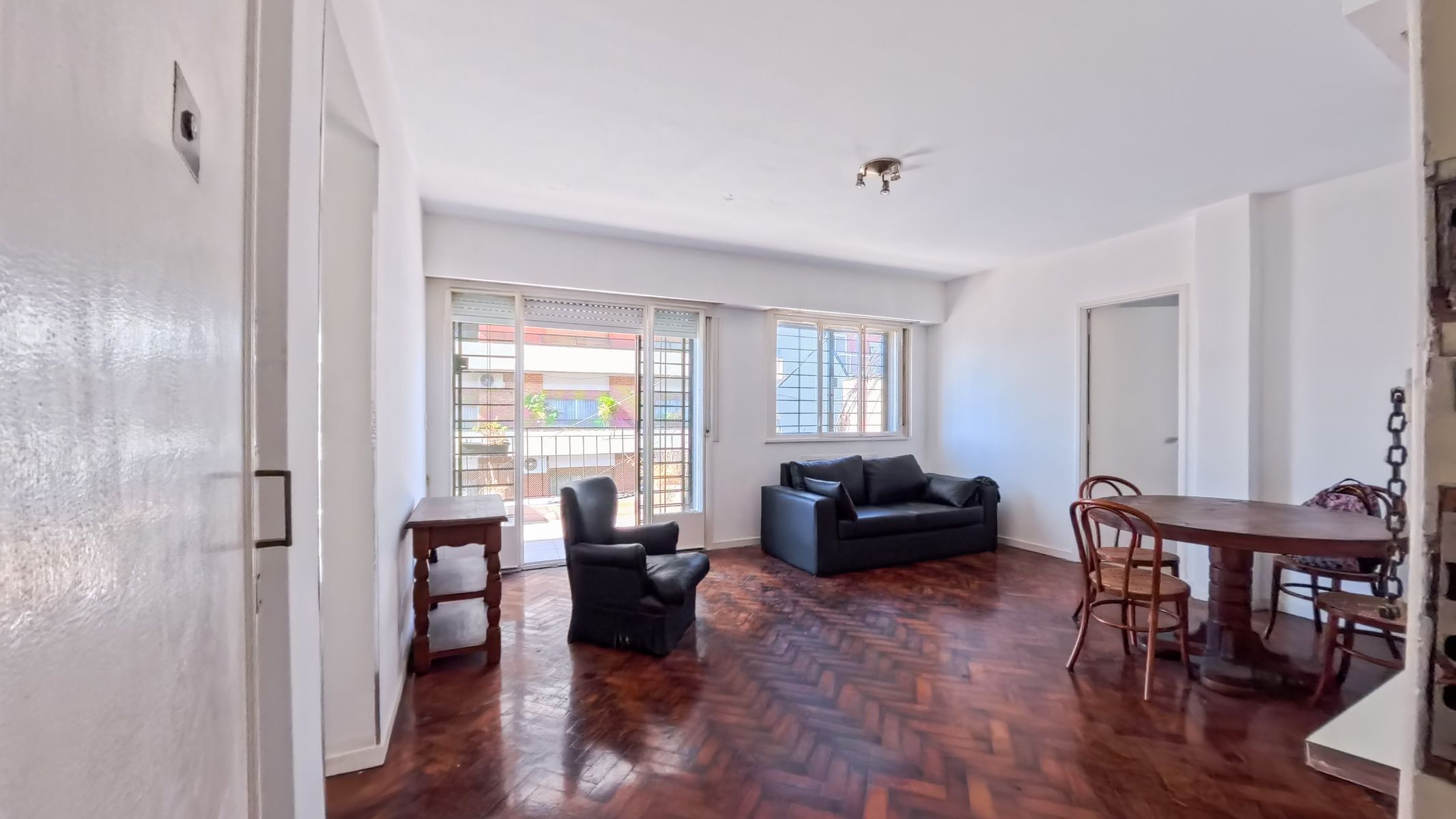 Excelente 3 Ambientes en Esquina con Balcón Corrido - Súper Luminoso yen Ubicación Privilegiada