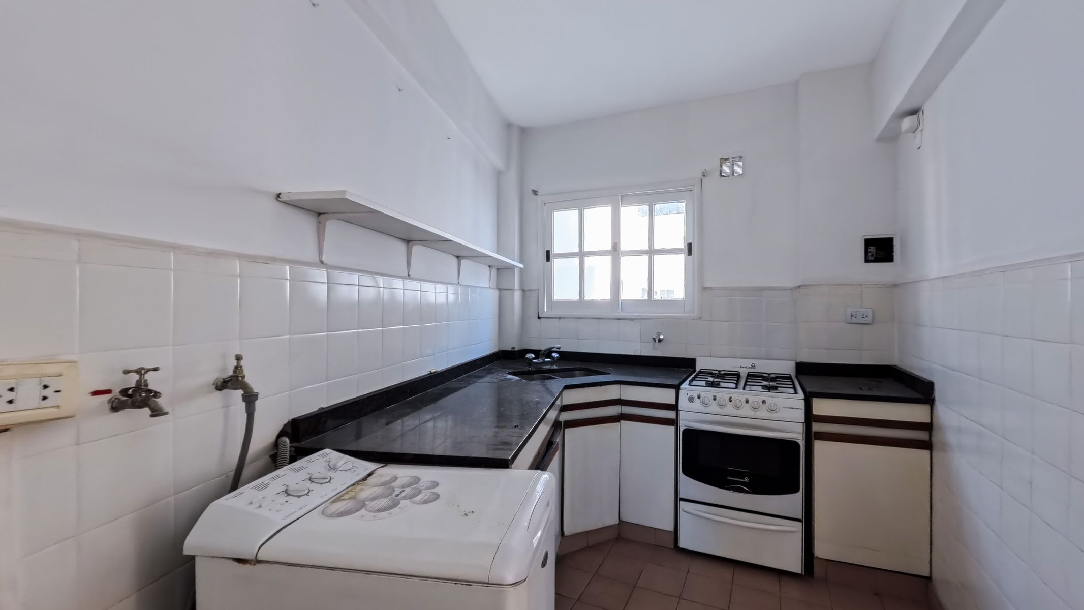 Excelente 3 Ambientes en Esquina con Balcón Corrido - Súper Luminoso yen Ubicación Privilegiada — foto 7