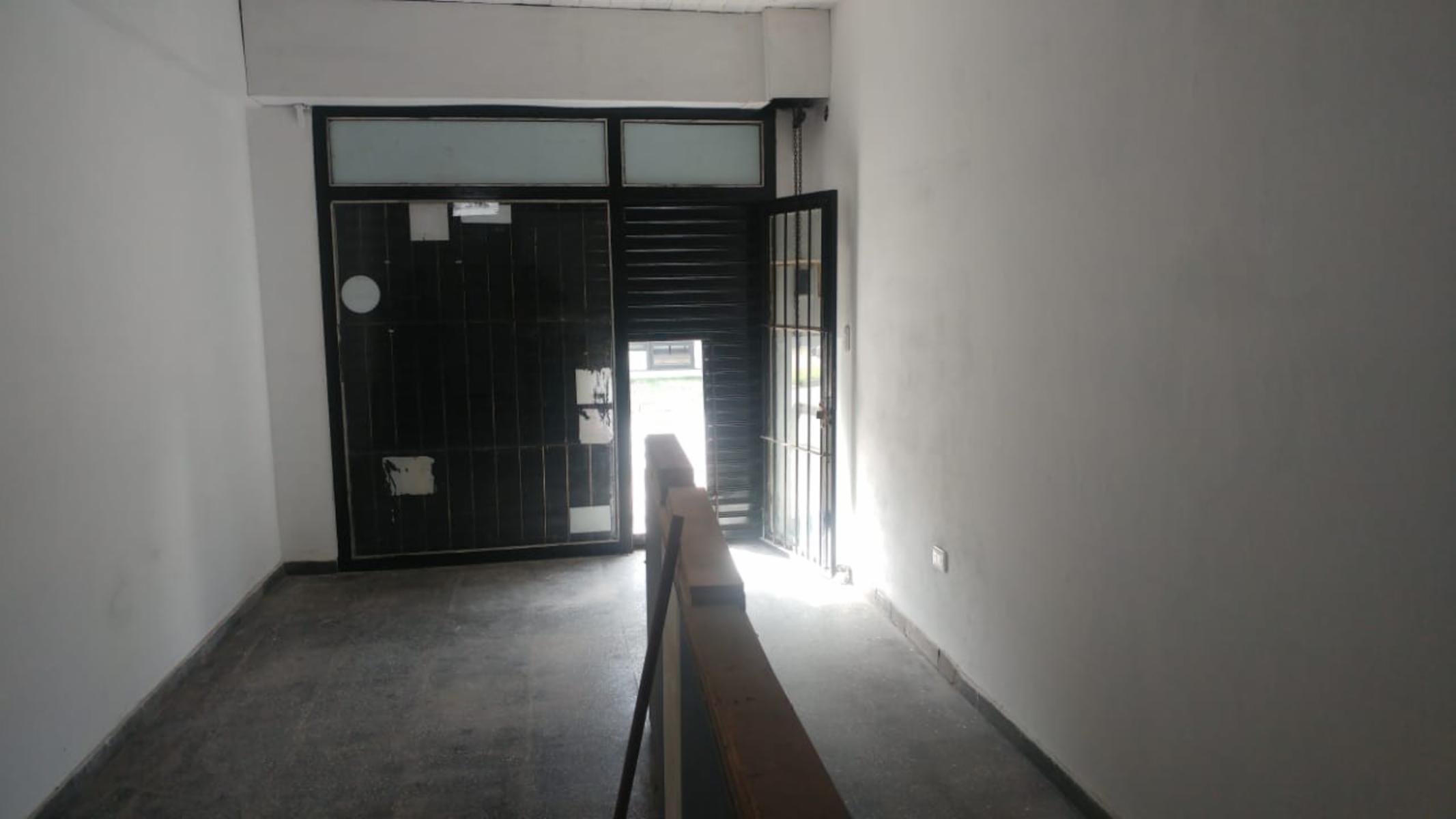 Venta en block- 3 locales y 2 departamentos — foto 7
