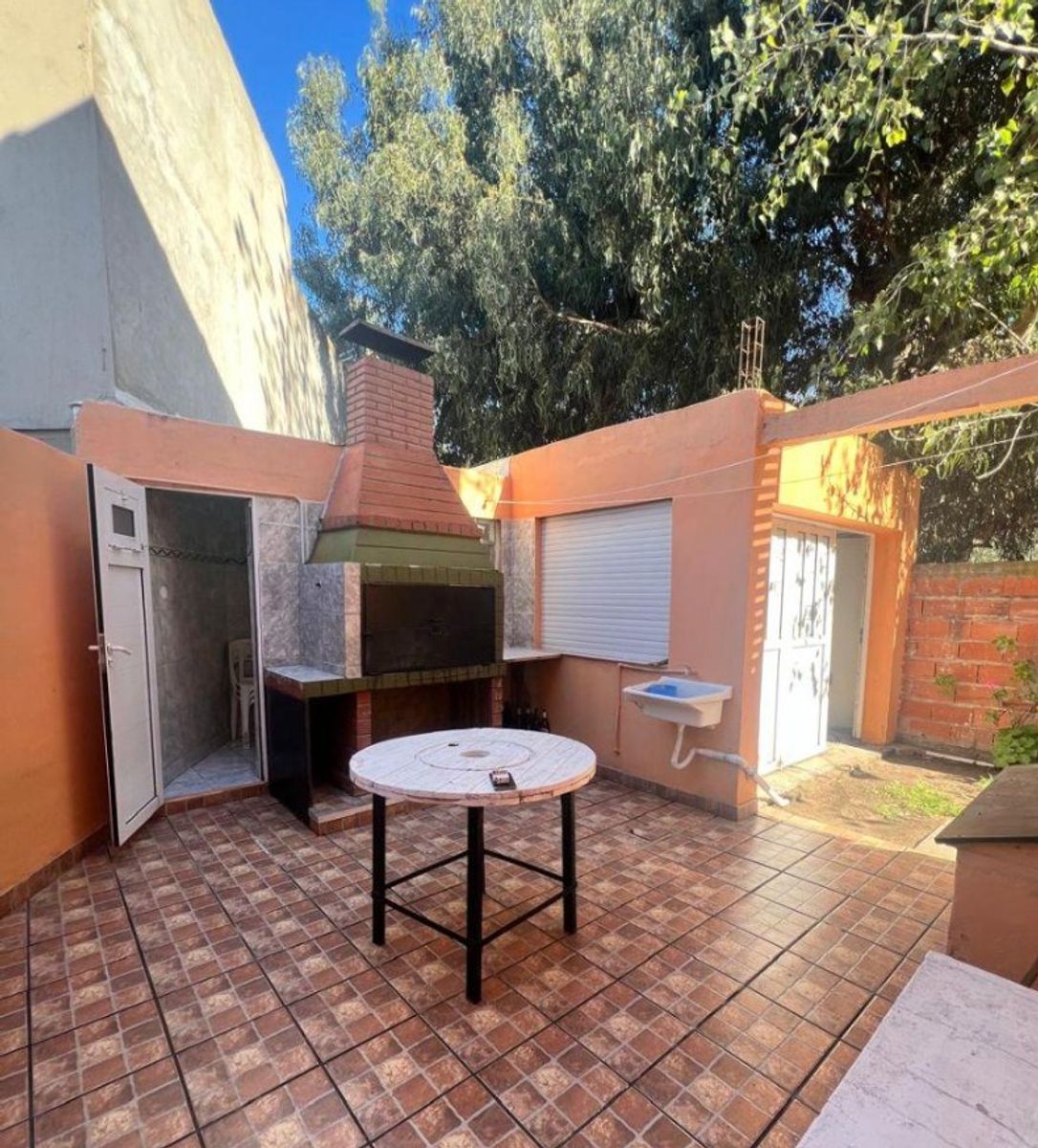VENTA HERMOSA CASA, BARRIO PARQUE DUFAUR TRES DORMITORIOS 2 EN PLANTA ALTA, DOS BAÑOS, ENTRADA PARA AUTO — foto 8