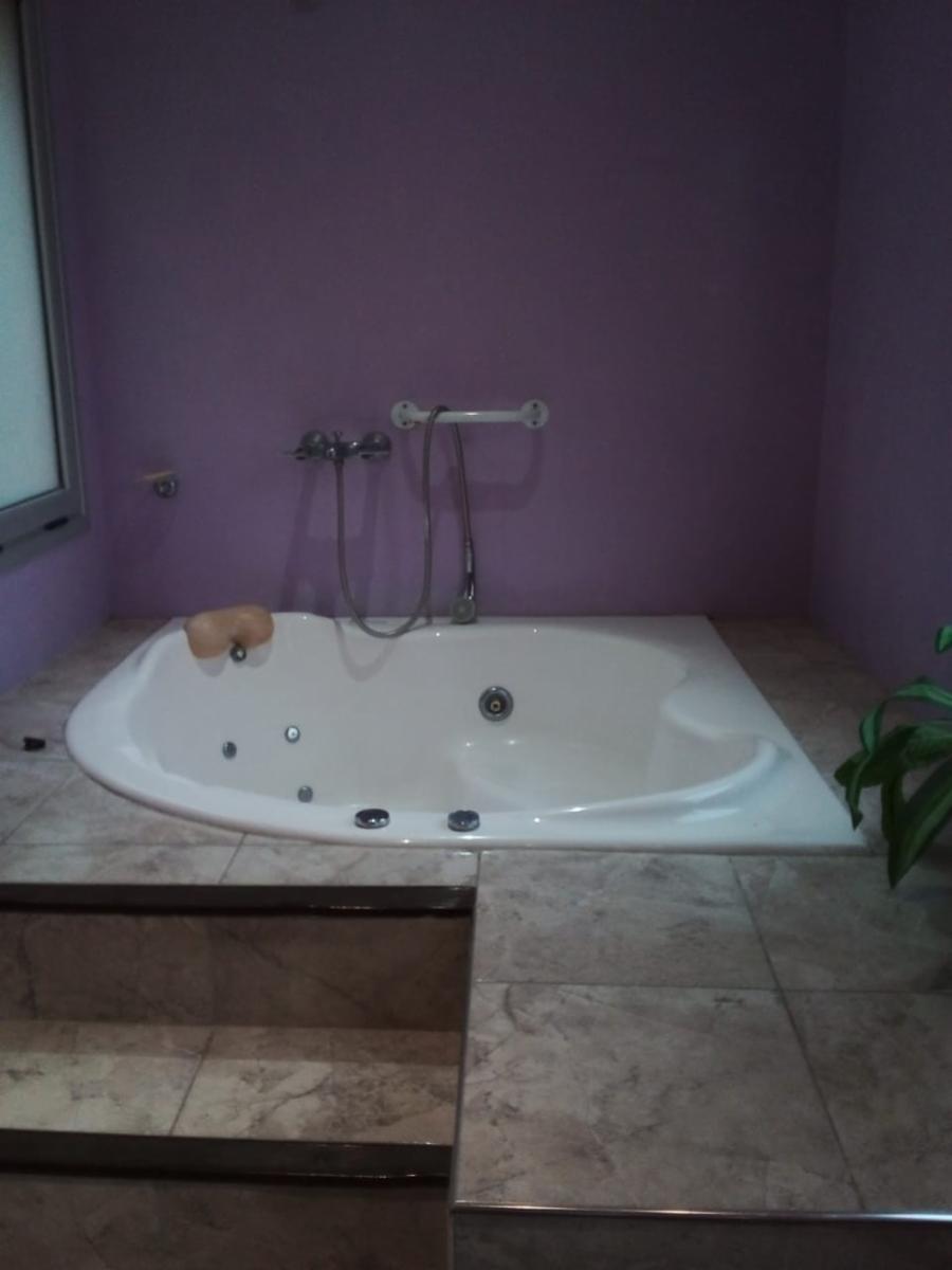 Excelente casa en Monte del Este a 600 mts del mar para 9 personas, 3 dormitorios, 2 baños 1 en suite, entrada para auto, parrilla, patio con sombra.