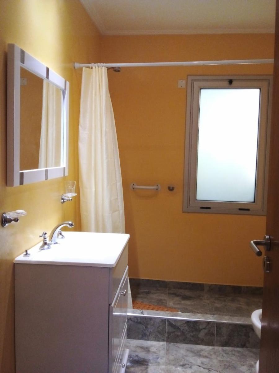 Excelente casa en Monte del Este a 600 mts del mar para 9 personas, 3 dormitorios, 2 baños 1 en suite, entrada para auto, parrilla, patio con sombra. — foto 2