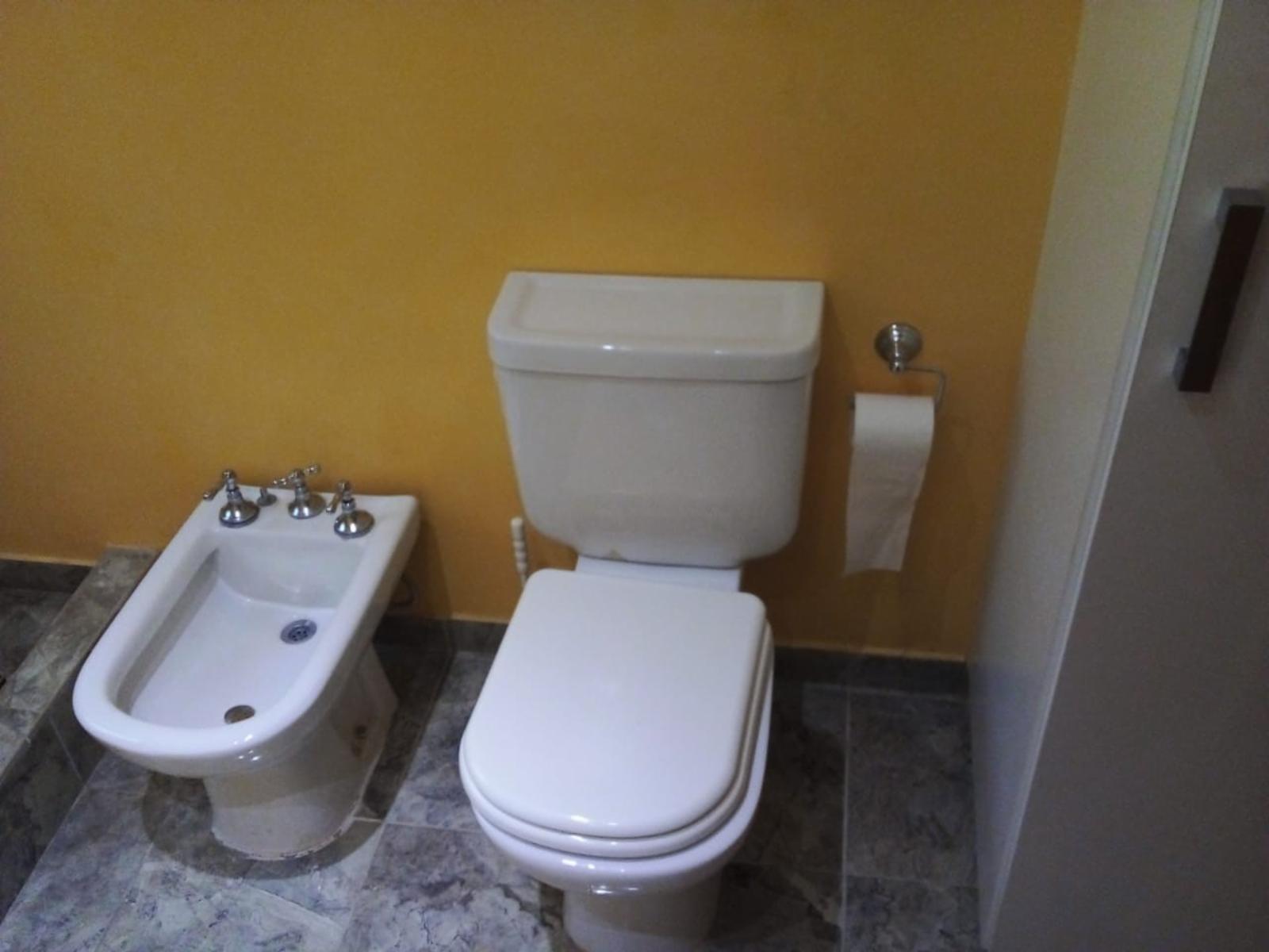 Excelente casa en Monte del Este a 600 mts del mar para 9 personas, 3 dormitorios, 2 baños 1 en suite, entrada para auto, parrilla, patio con sombra. — foto 3