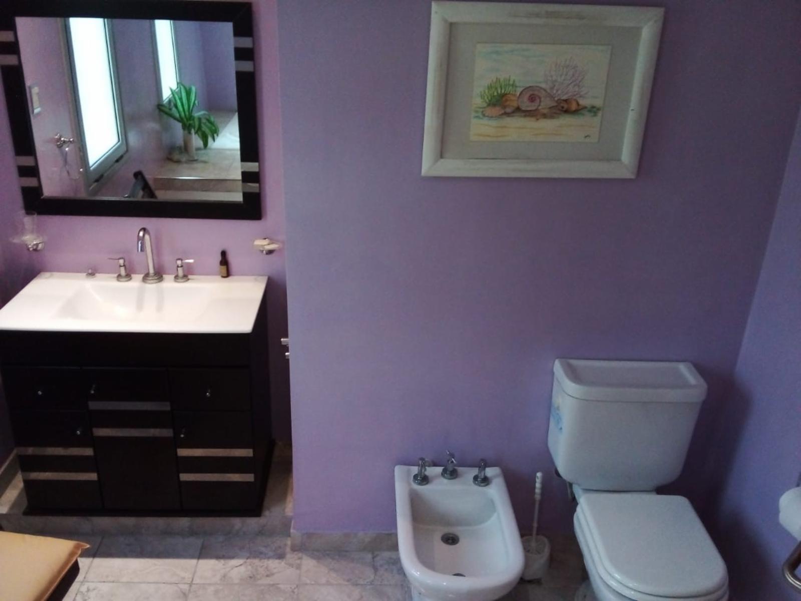 Excelente casa en Monte del Este a 600 mts del mar para 9 personas, 3 dormitorios, 2 baños 1 en suite, entrada para auto, parrilla, patio con sombra. — foto 6