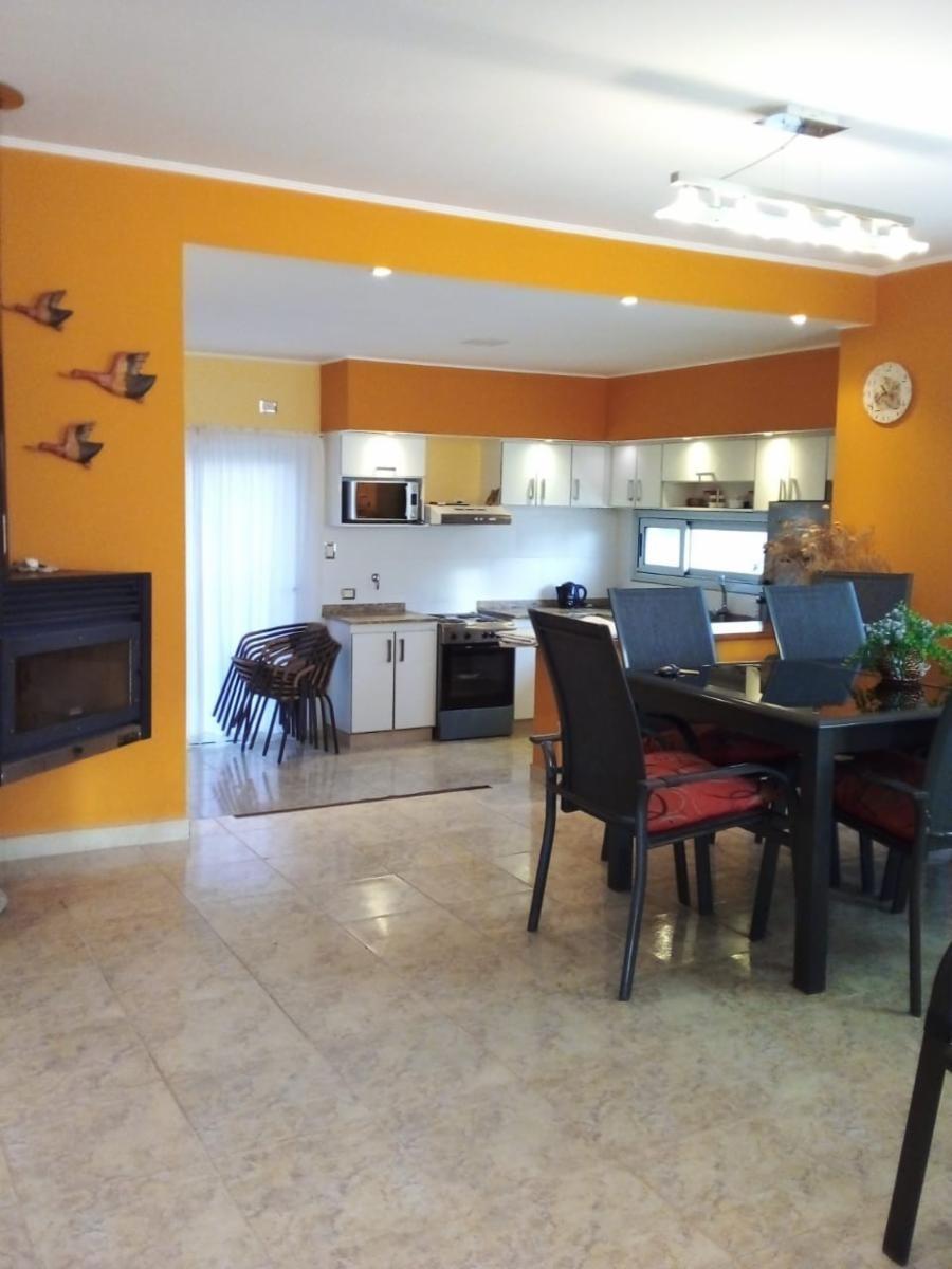 Excelente casa en Monte del Este a 600 mts del mar para 9 personas, 3 dormitorios, 2 baños 1 en suite, entrada para auto, parrilla, patio con sombra. — foto 8