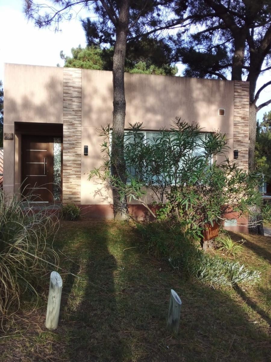 Excelente casa en Monte del Este a 600 mts del mar para 9 personas, 3 dormitorios, 2 baños 1 en suite, entrada para auto, parrilla, patio con sombra. — foto 9