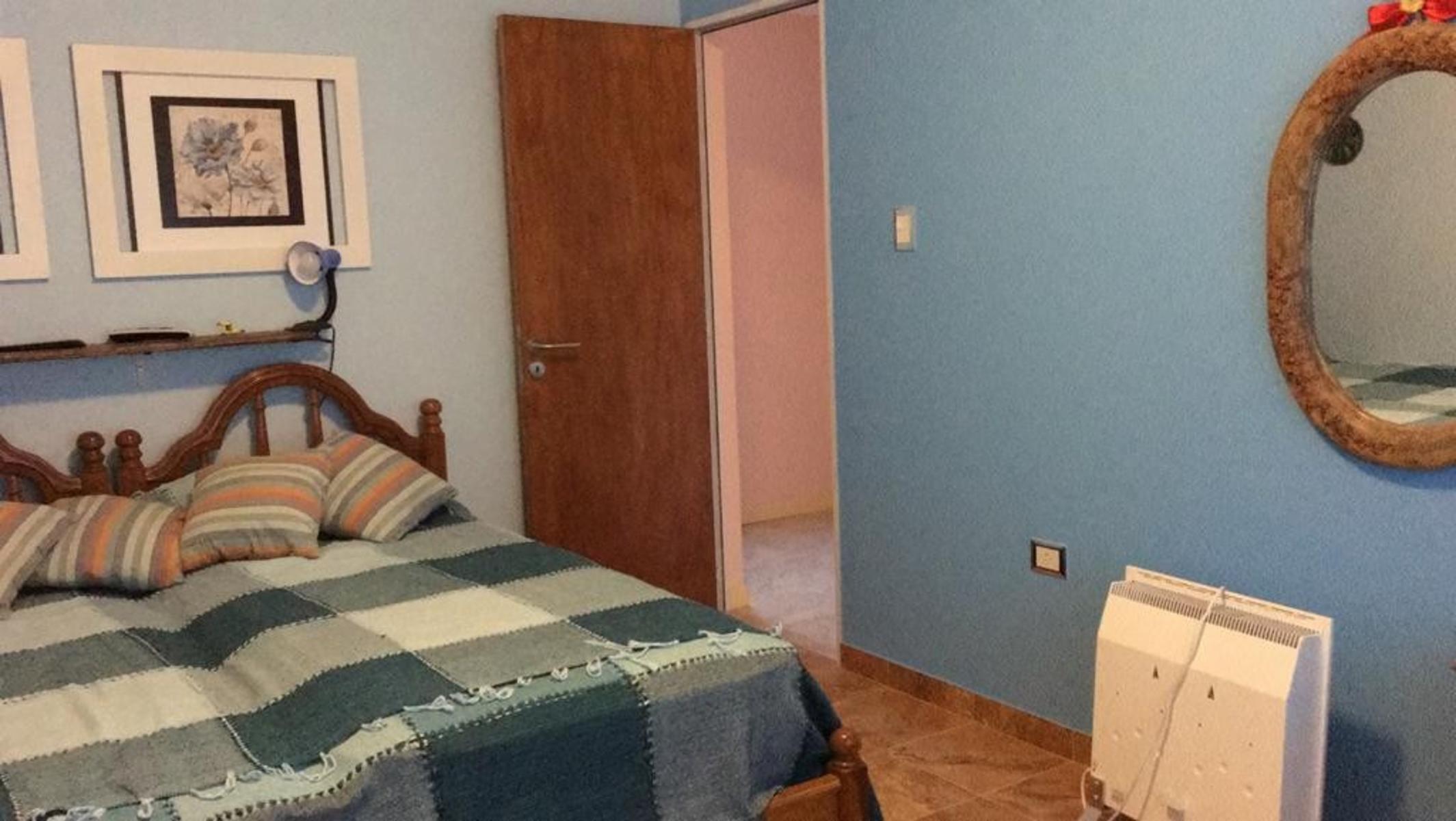Excelente casa en Monte del Este a 600 mts del mar para 9 personas, 3 dormitorios, 2 baños 1 en suite, entrada para auto, parrilla, patio con sombra. — foto 10