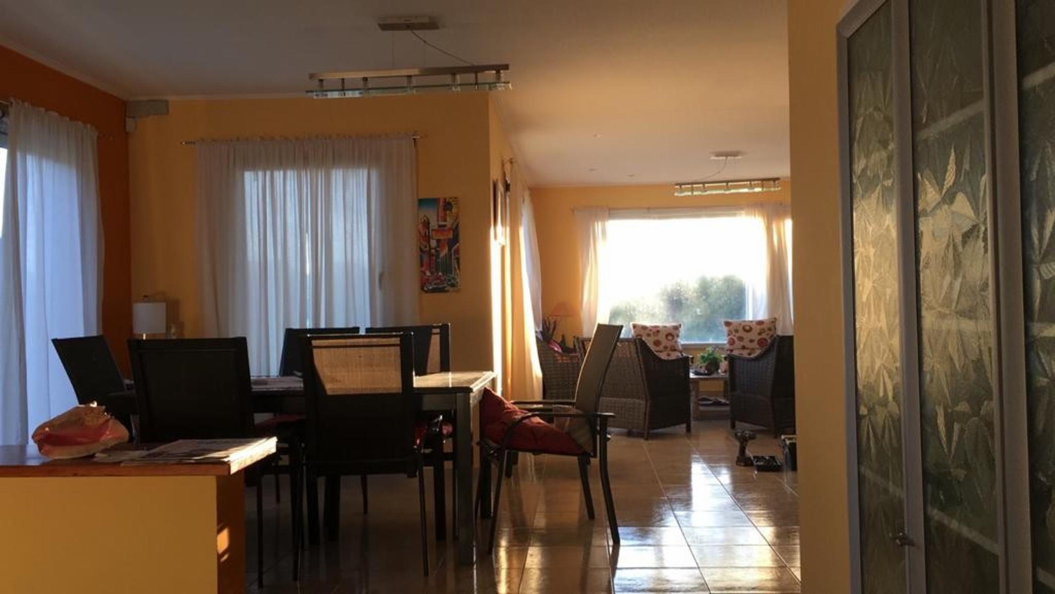 Excelente casa en Monte del Este a 600 mts del mar para 9 personas, 3 dormitorios, 2 baños 1 en suite, entrada para auto, parrilla, patio con sombra. — foto 12