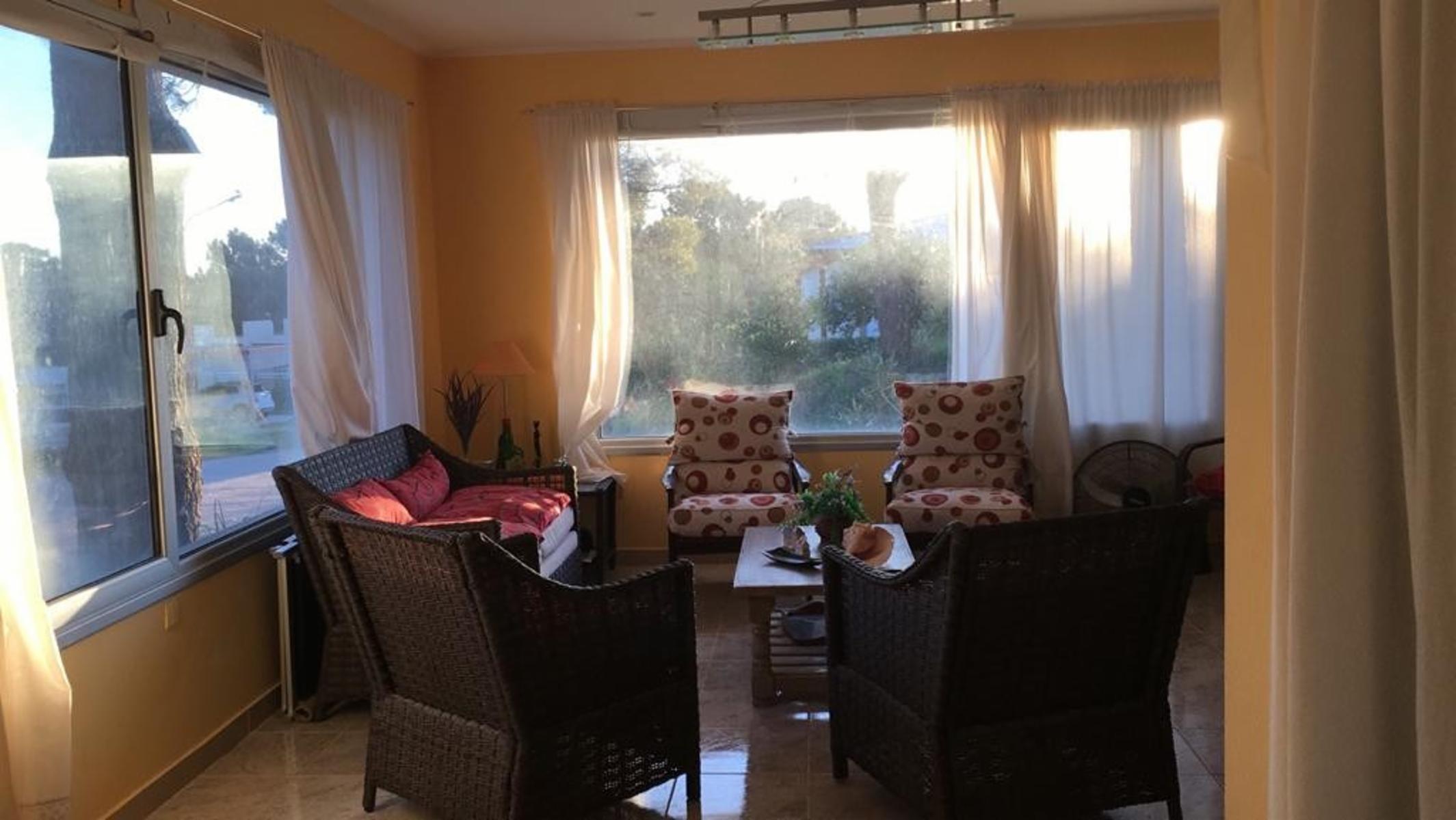 Excelente casa en Monte del Este a 600 mts del mar para 9 personas, 3 dormitorios, 2 baños 1 en suite, entrada para auto, parrilla, patio con sombra. — foto 13