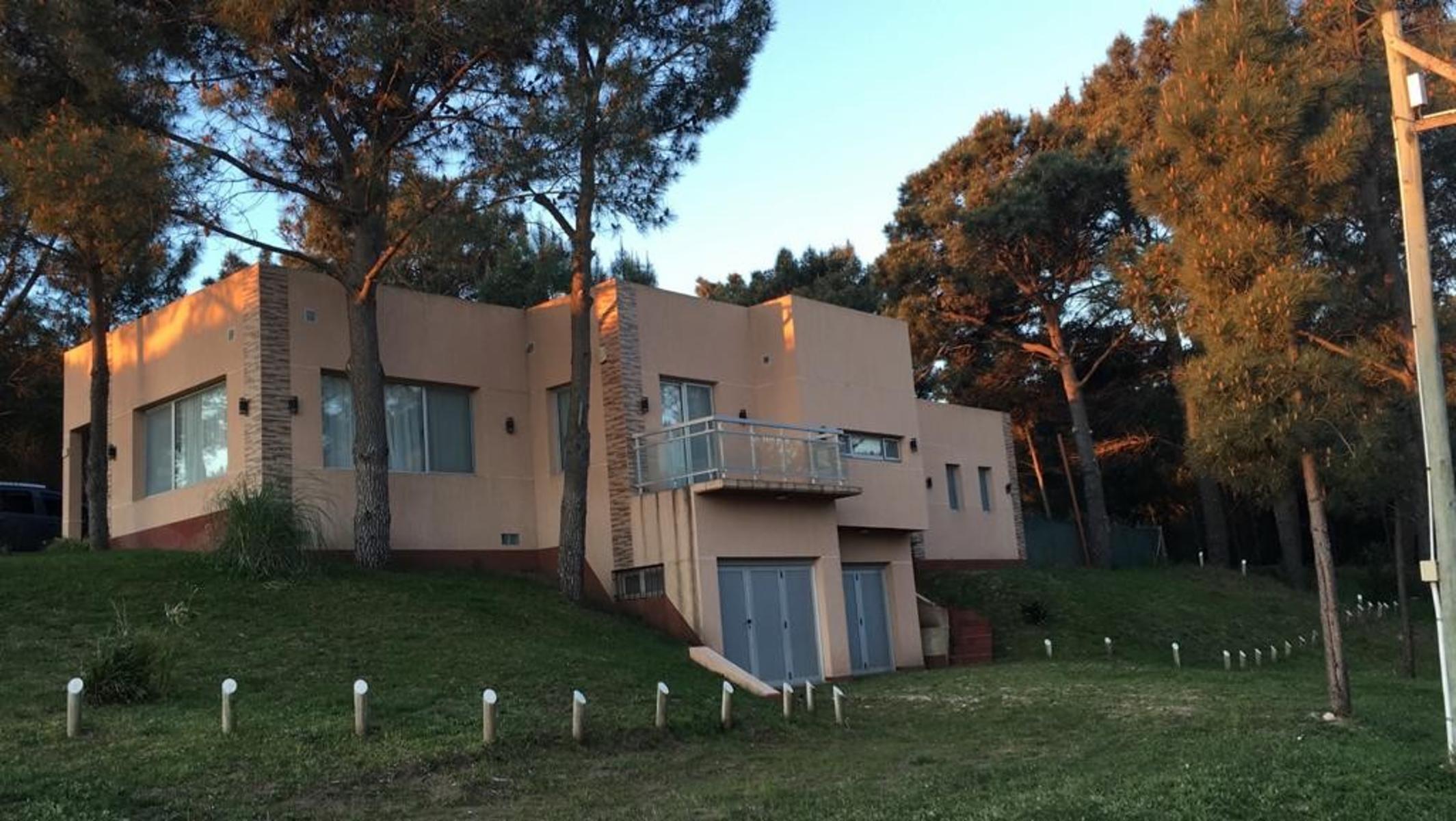 Excelente casa en Monte del Este a 600 mts del mar para 9 personas, 3 dormitorios, 2 baños 1 en suite, entrada para auto, parrilla, patio con sombra. — foto 14