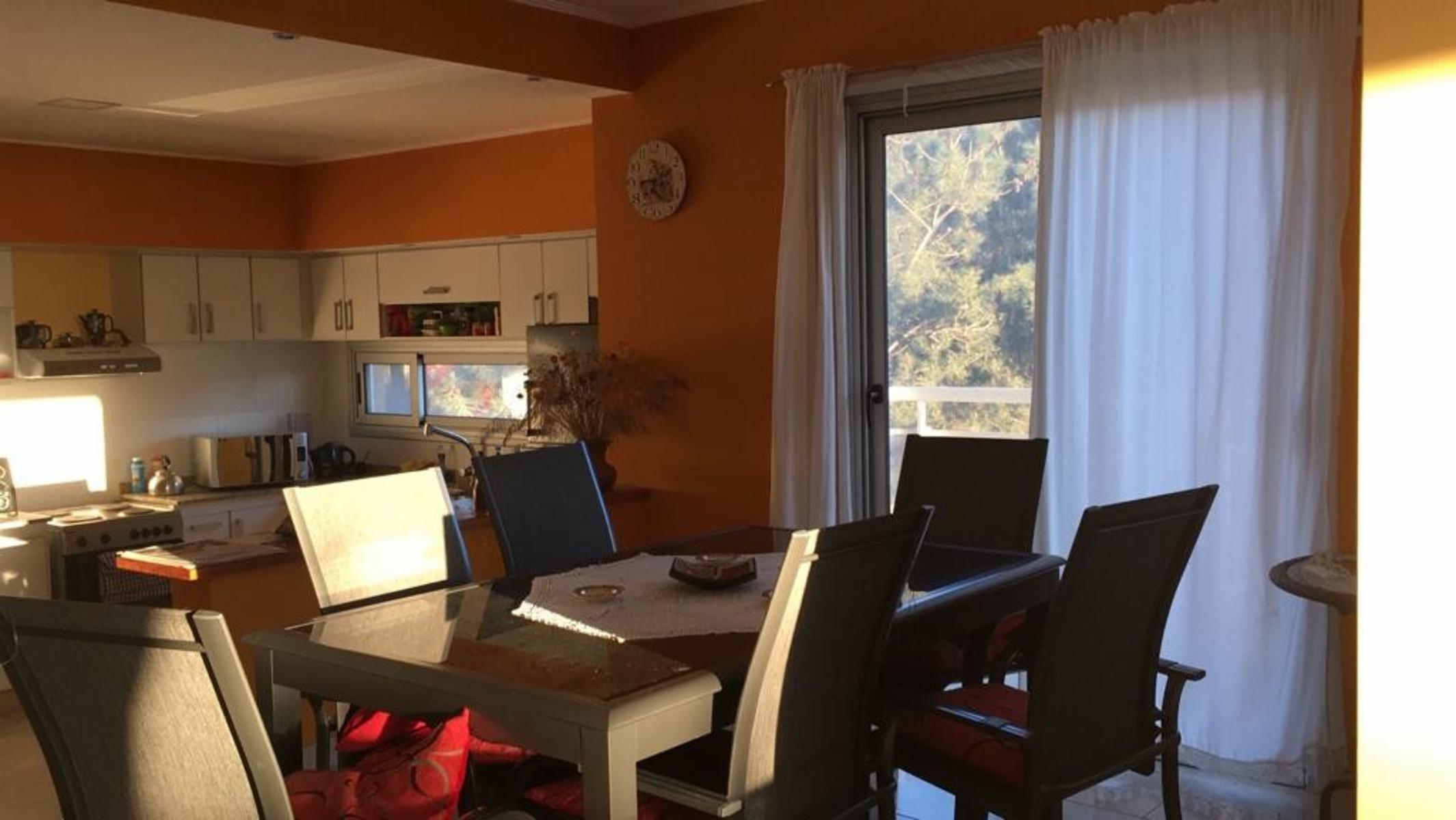 Excelente casa en Monte del Este a 600 mts del mar para 9 personas, 3 dormitorios, 2 baños 1 en suite, entrada para auto, parrilla, patio con sombra. — foto 15