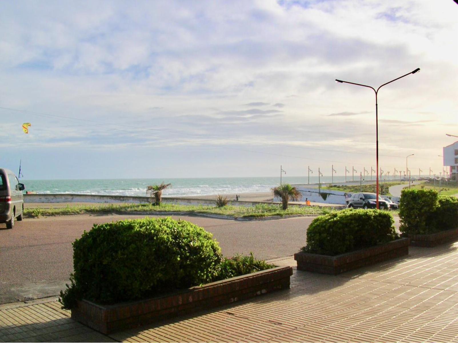 Depto frente al mar a pasos del centro frente al parador Roxi