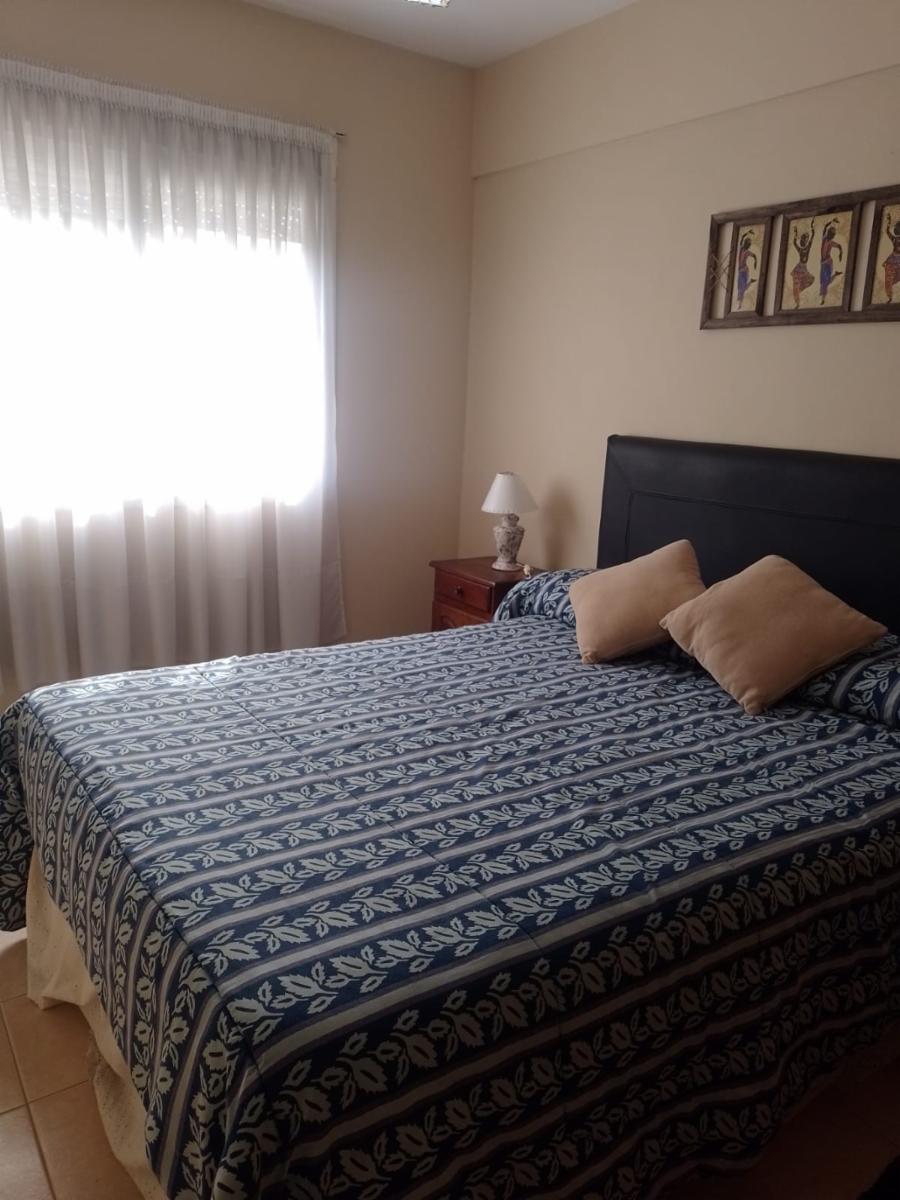 Hermoso depto a metros de la peatonal y del mar. 1 dormitorio, cocina comedor con una cama marinera ,wifi, aire, lavarropas automatico, tv cable. 2 piso por escalera, cochera cerrada. — foto 2