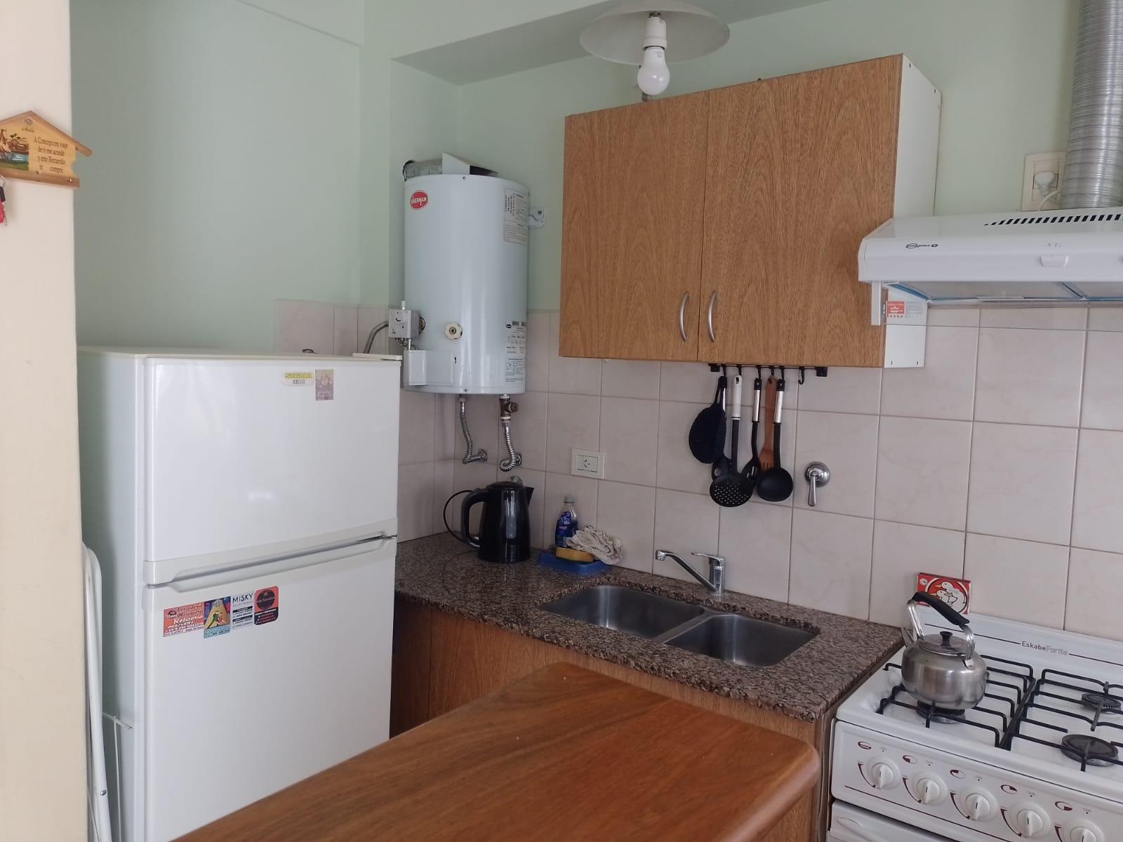 Hermoso depto a metros de la peatonal y del mar. 1 dormitorio, cocina comedor con una cama marinera ,wifi, aire, lavarropas automatico, tv cable. 2 piso por escalera, cochera cerrada. — foto 4
