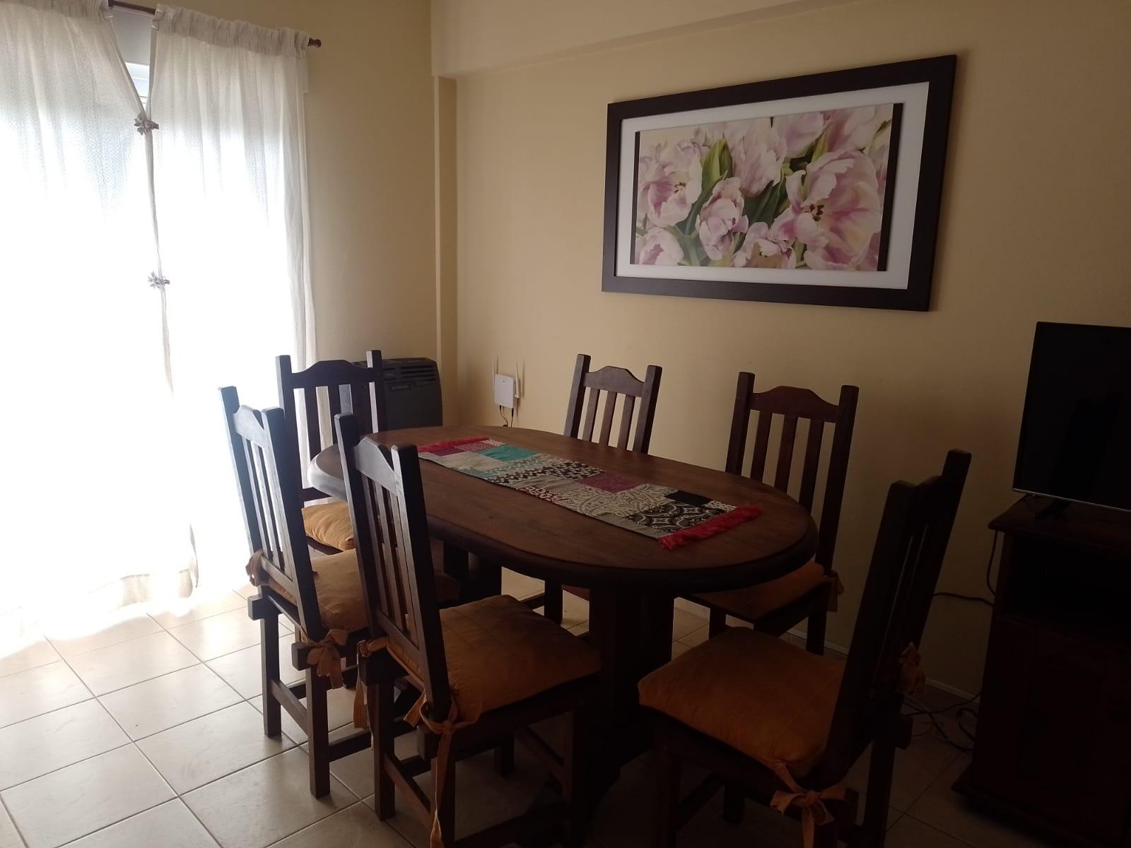Hermoso depto a metros de la peatonal y del mar. 1 dormitorio, cocina comedor con una cama marinera ,wifi, aire, lavarropas automatico, tv cable. 2 piso por escalera, cochera cerrada. — foto 5