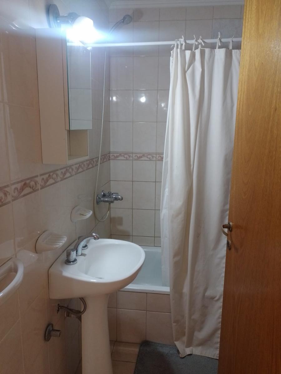 Hermoso depto a metros de la peatonal y del mar. 1 dormitorio, cocina comedor con una cama marinera ,wifi, aire, lavarropas automatico, tv cable. 2 piso por escalera, cochera cerrada. — foto 6