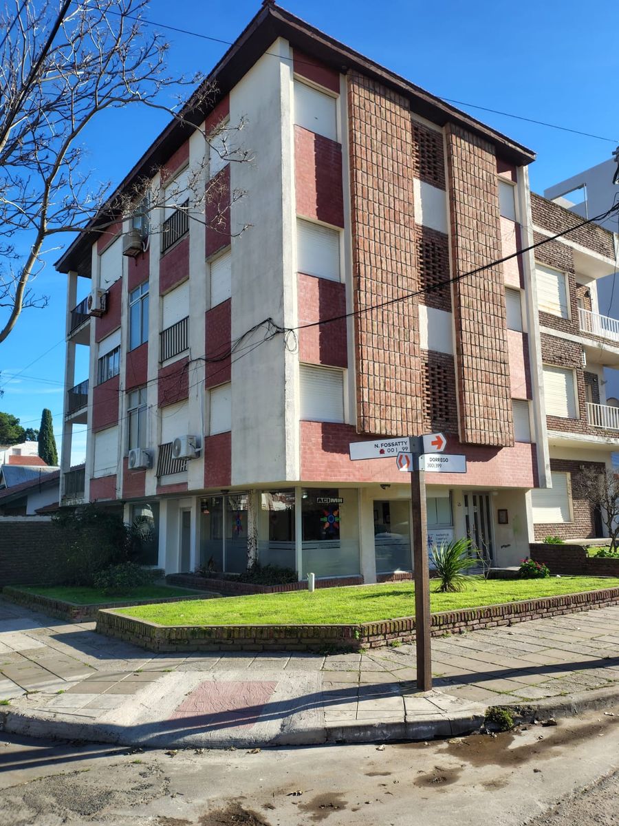 VENTA DPTO DOS DORMITORIOS A PASOS DEL MAR Y DE LA PEATONAL , SEGUNDO PISO POR ESCALERA, LAVADERO, COCHERA CERRADA - 1