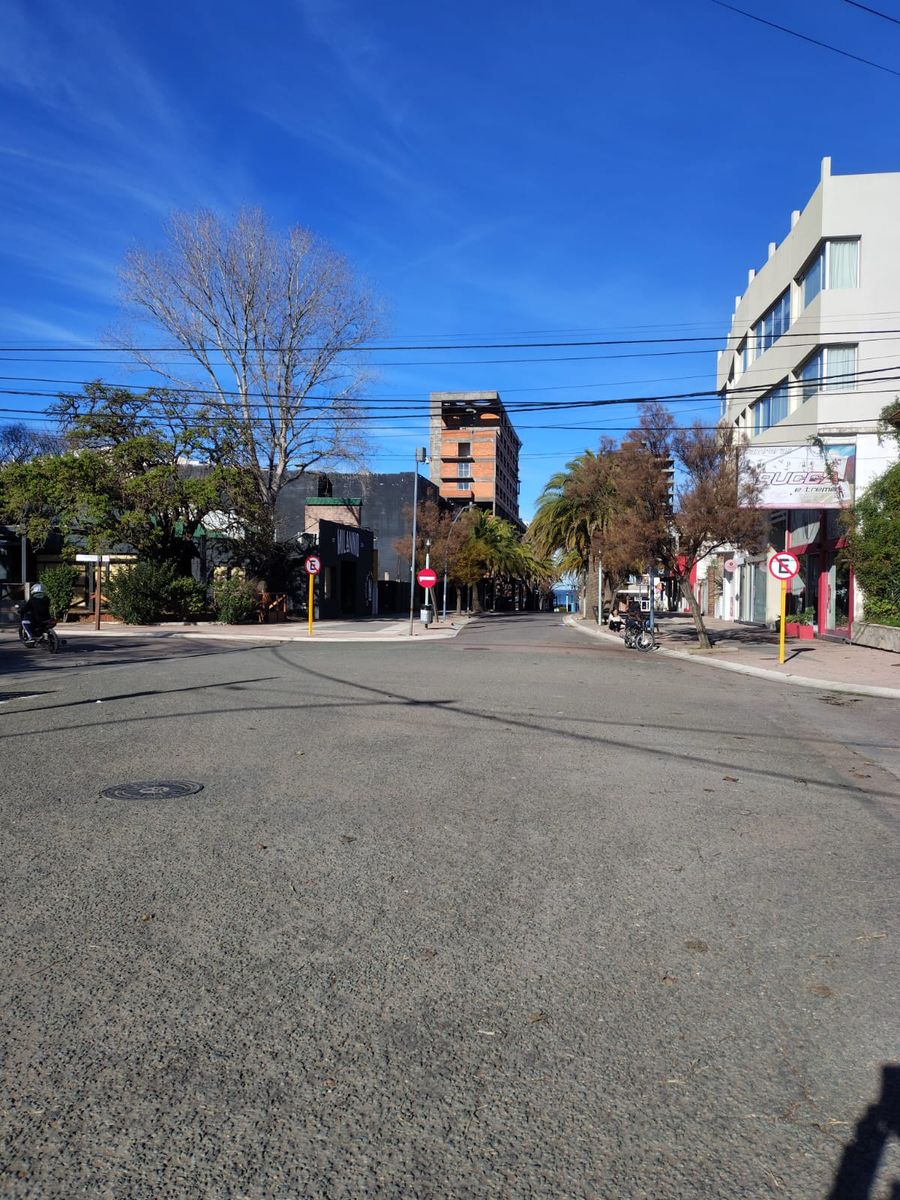 VENTA DPTO DOS DORMITORIOS A PASOS DEL MAR Y DE LA PEATONAL , SEGUNDO PISO POR ESCALERA, LAVADERO, COCHERA CERRADA - 2