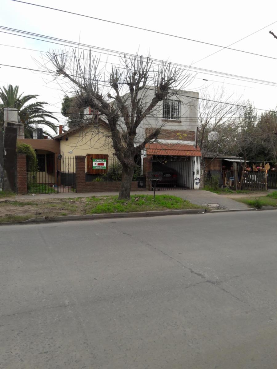 Casa sobre Avenida 6 Ambientes y Fondo