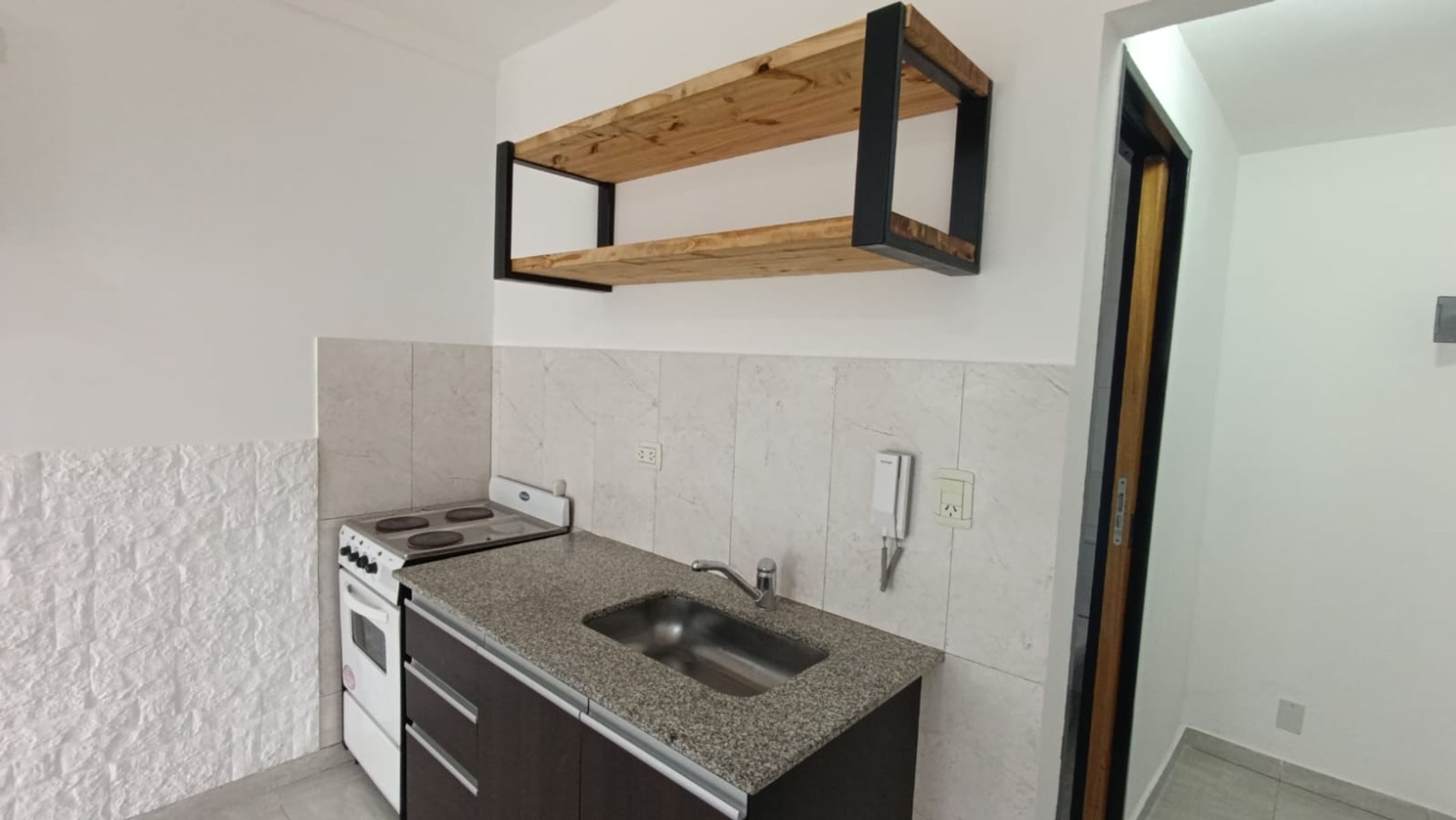 CASTELAR PH EN VENTA CON PATIO Y COCHERA APTO PROFESIONAL Y APTO CREDITO UN AMBIENTE — foto 3