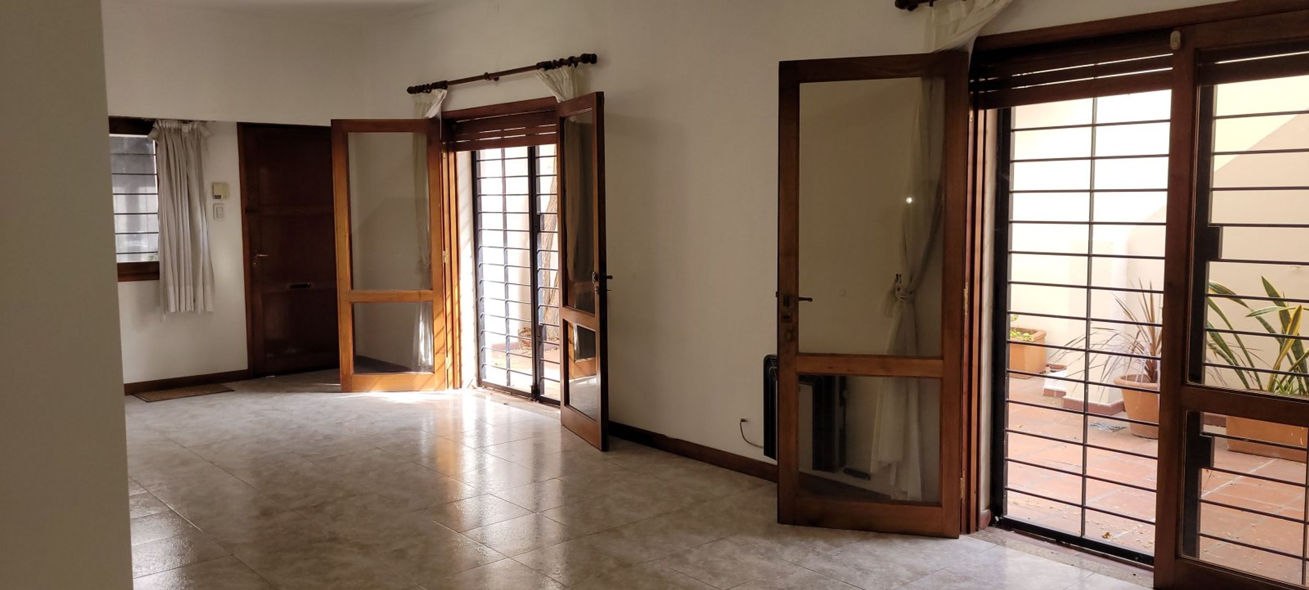 ROSARIO, BARRIO ARROYITO, CASA 5 AMBIENTES, BUEN ESTADO GENERAL Y UBICACION ,OPORTUNIDAD, AMPLIO METRAJE - 4