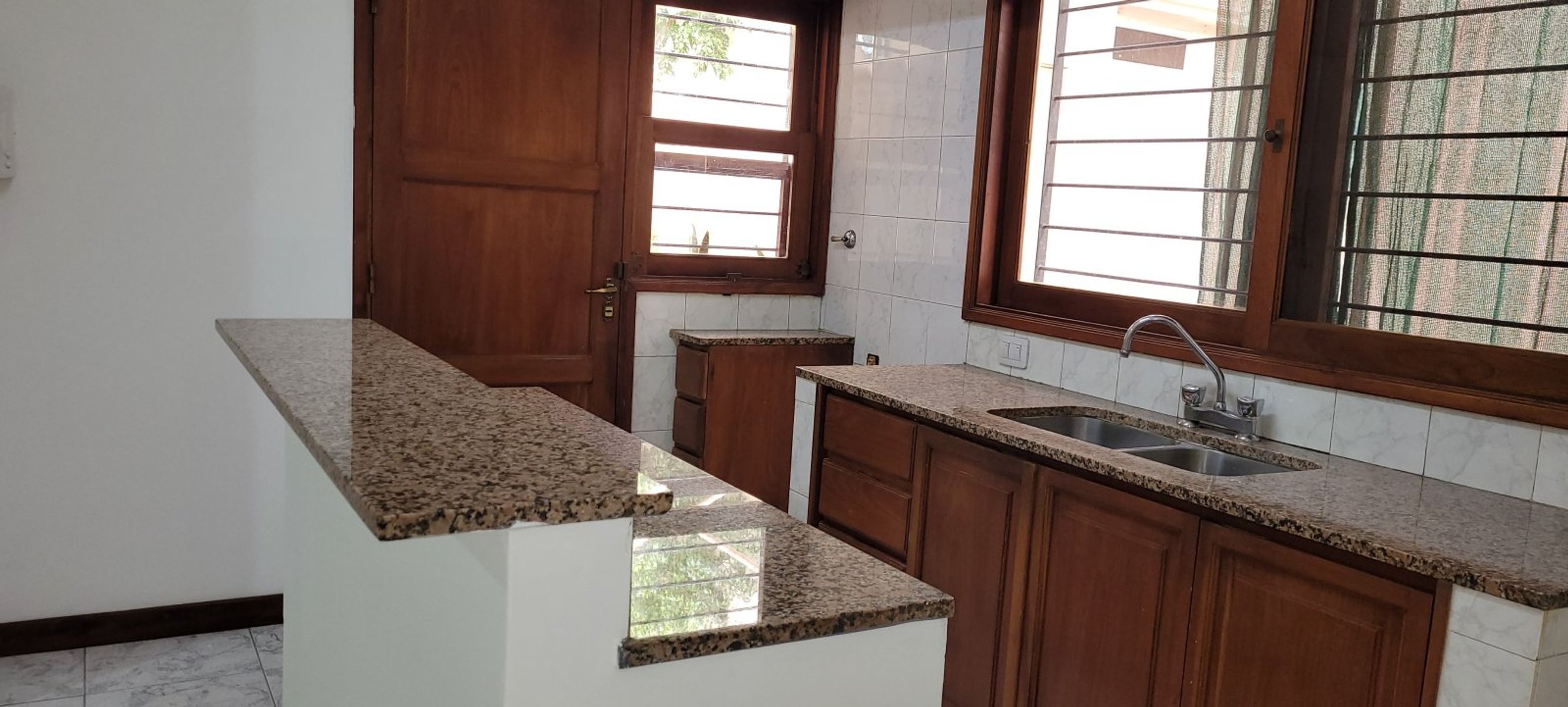 ROSARIO, BARRIO ARROYITO, CASA 5 AMBIENTES, BUEN ESTADO GENERAL Y UBICACION ,OPORTUNIDAD, AMPLIO METRAJE - 6