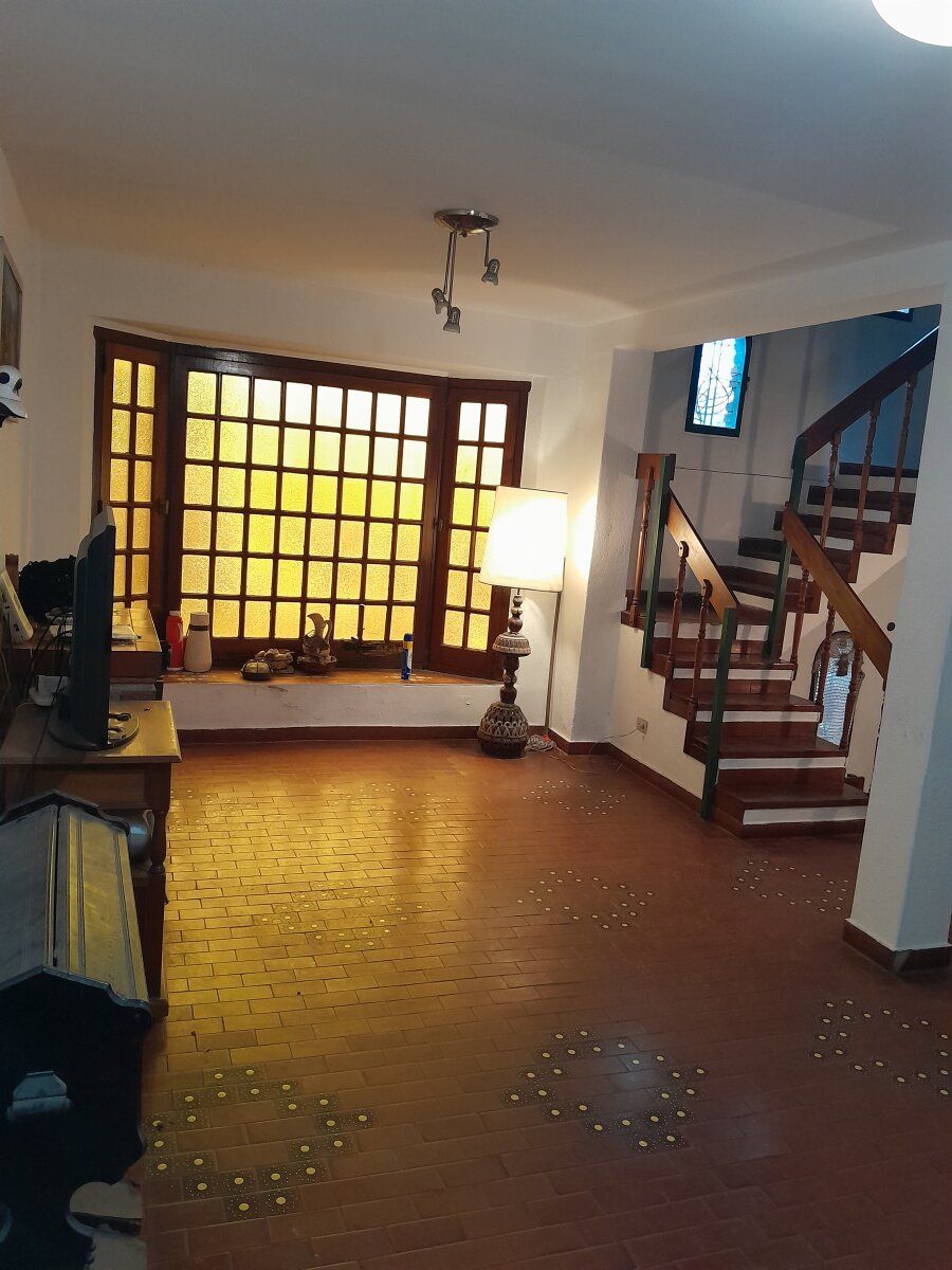 HAEDO,TRIPLEX,TIPO CASA,4AMBIENTES,COCHERA, EXCELENTE ESTADO Y UBICACION, ZONA RESIDENCIAL, OPORTUNIDAD - 2