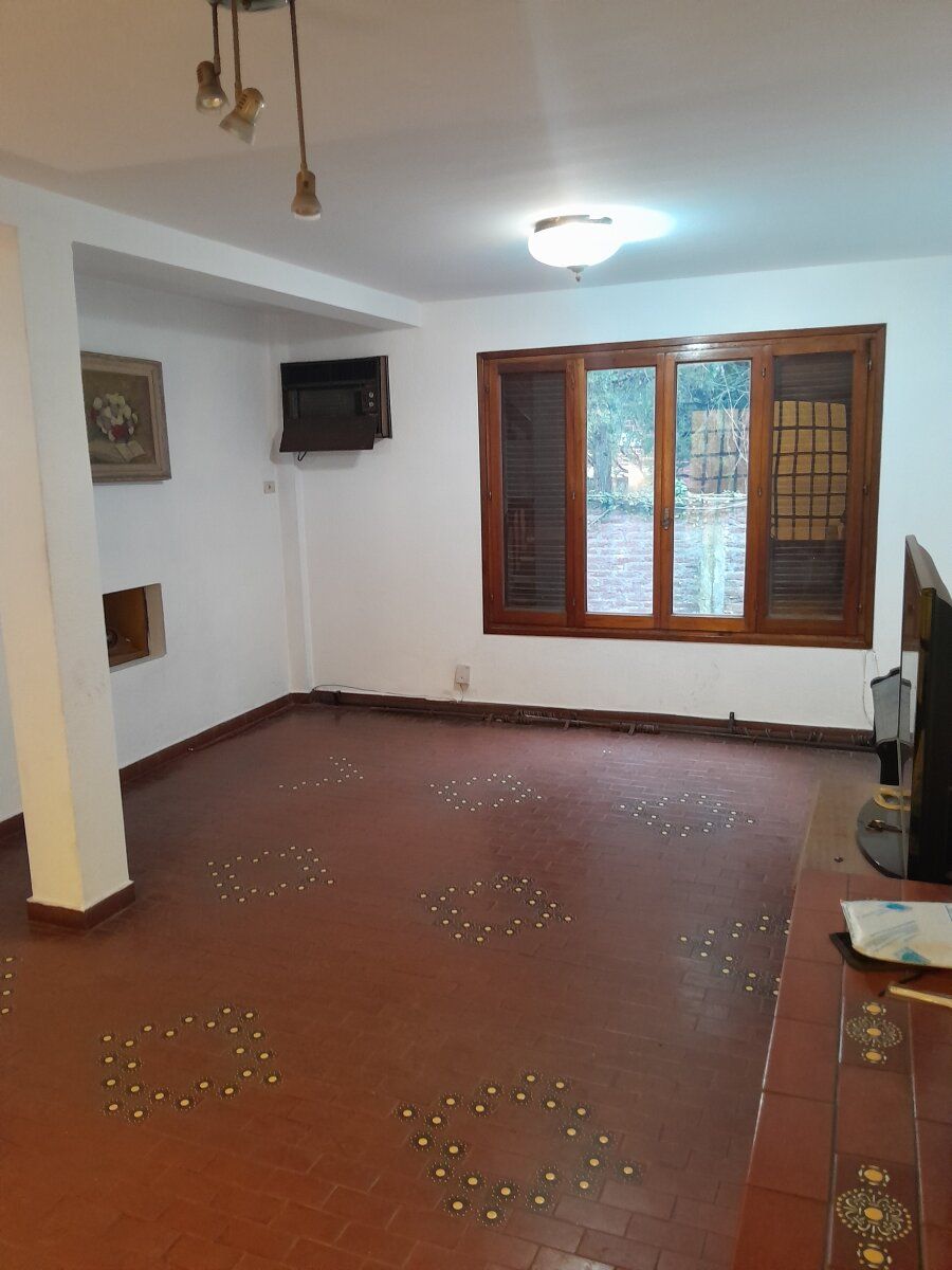 HAEDO,TRIPLEX,TIPO CASA,4AMBIENTES,COCHERA, EXCELENTE ESTADO Y UBICACION, ZONA RESIDENCIAL, OPORTUNIDAD - 10